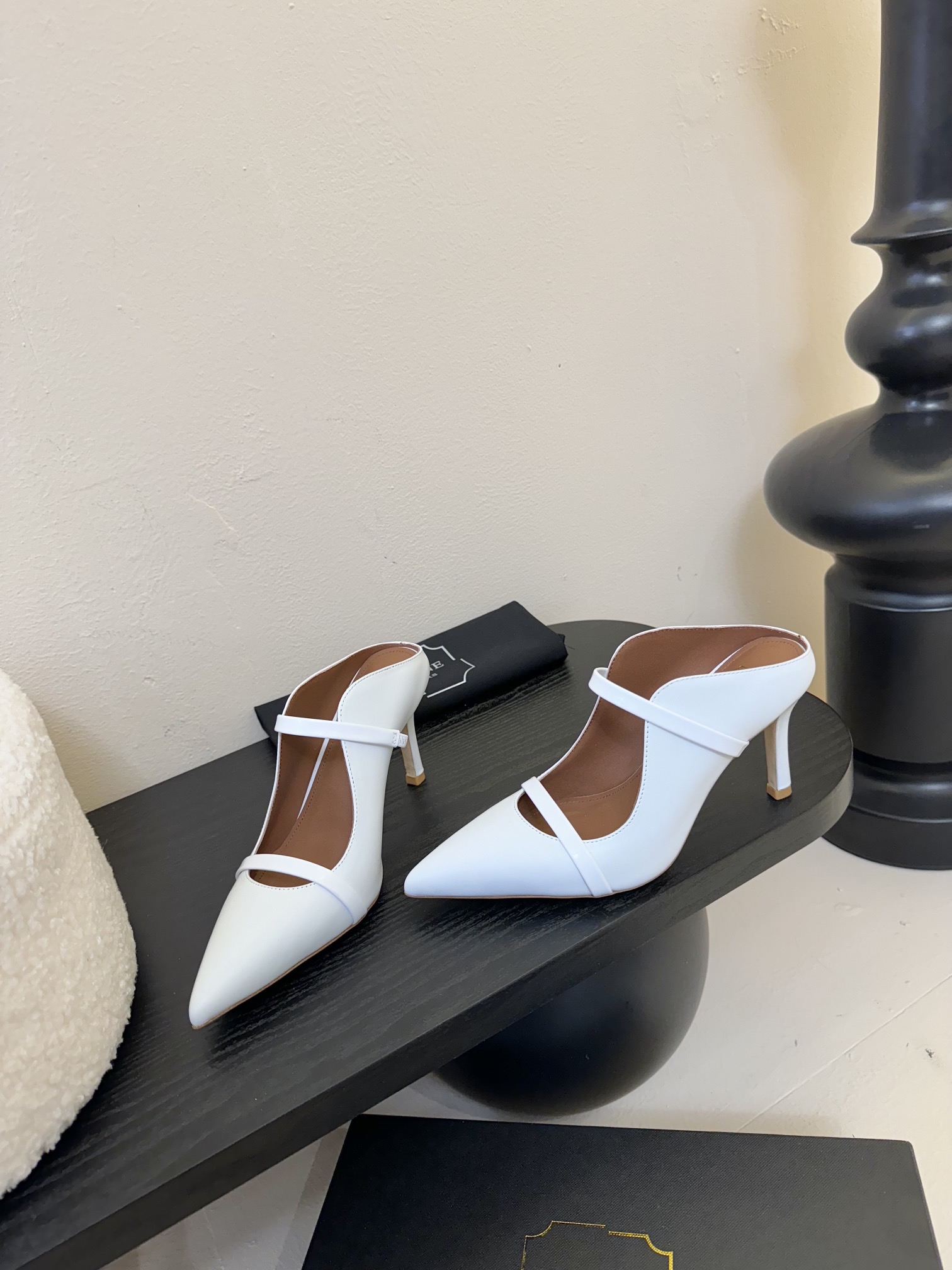 
【Malone Souliers】中跟半拖。喜欢过通混搭不同触感和地质的材料达到一种平的衡感觉。鞋面采