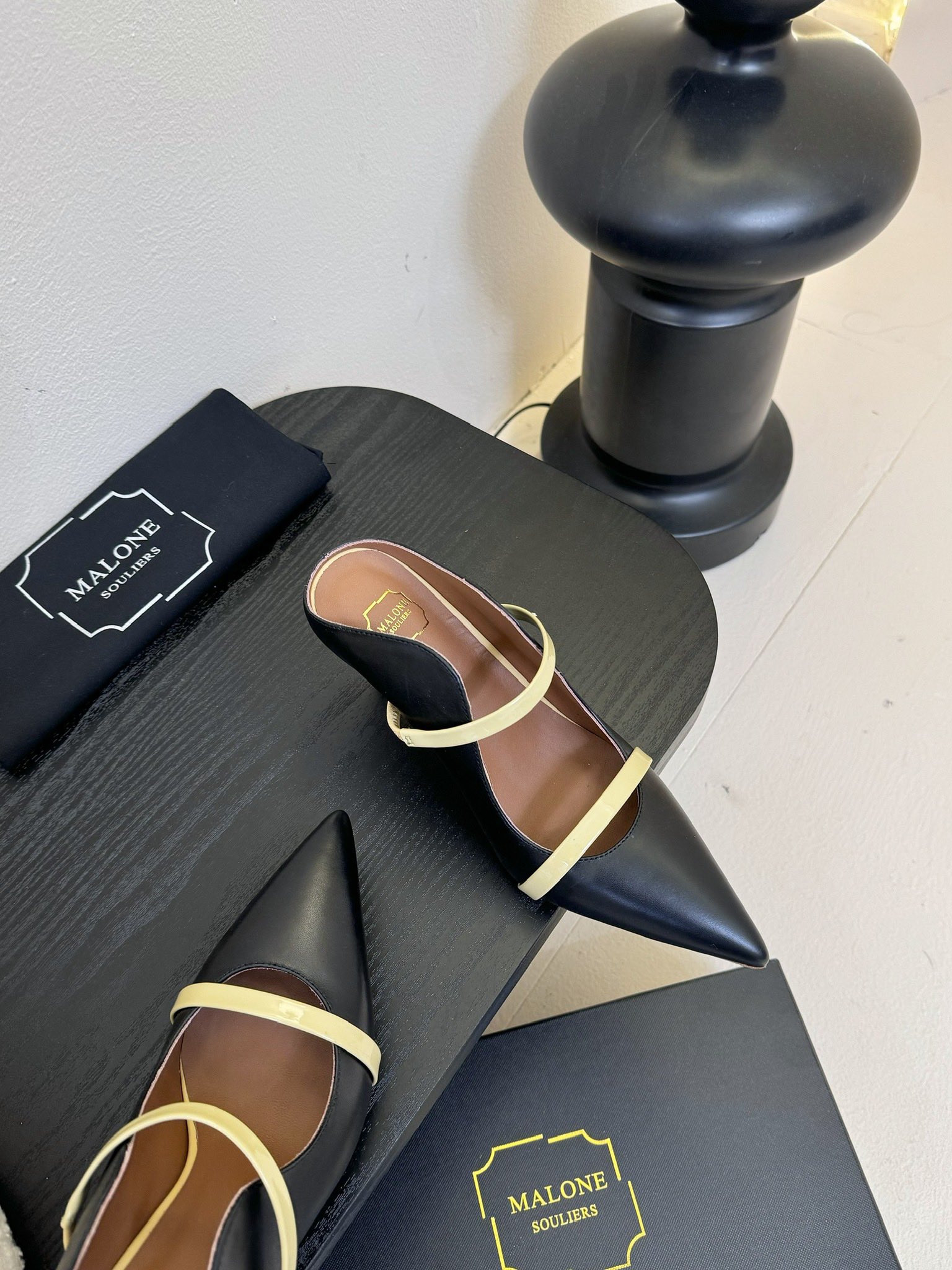 
【Malone Souliers】中跟半拖。喜欢过通混搭不同触感和地质的材料达到一种平的衡感觉。鞋面采