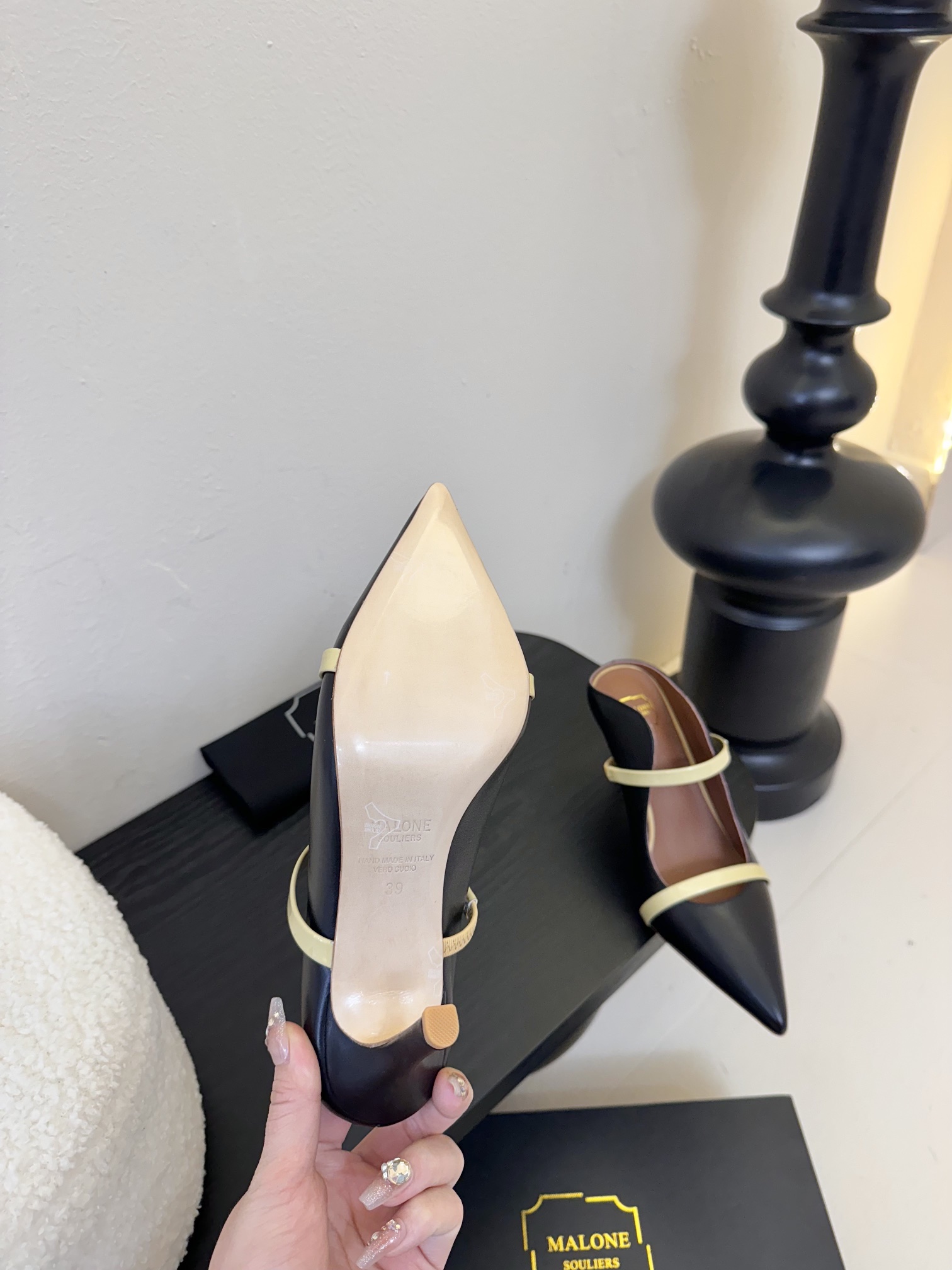 
【Malone Souliers】中跟半拖。喜欢过通混搭不同触感和地质的材料达到一种平的衡感觉。鞋面采