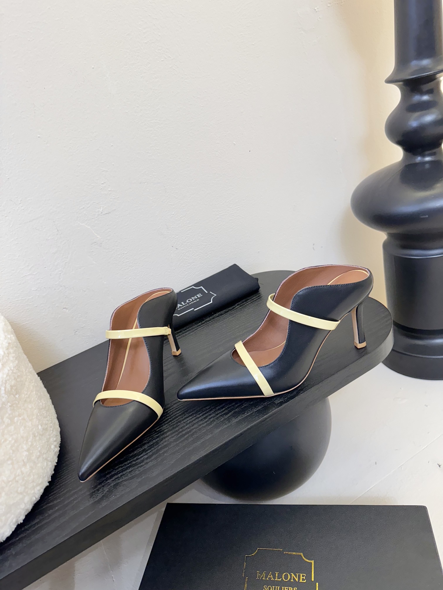 
【Malone Souliers】中跟半拖。喜欢过通混搭不同触感和地质的材料达到一种平的衡感觉。鞋面采