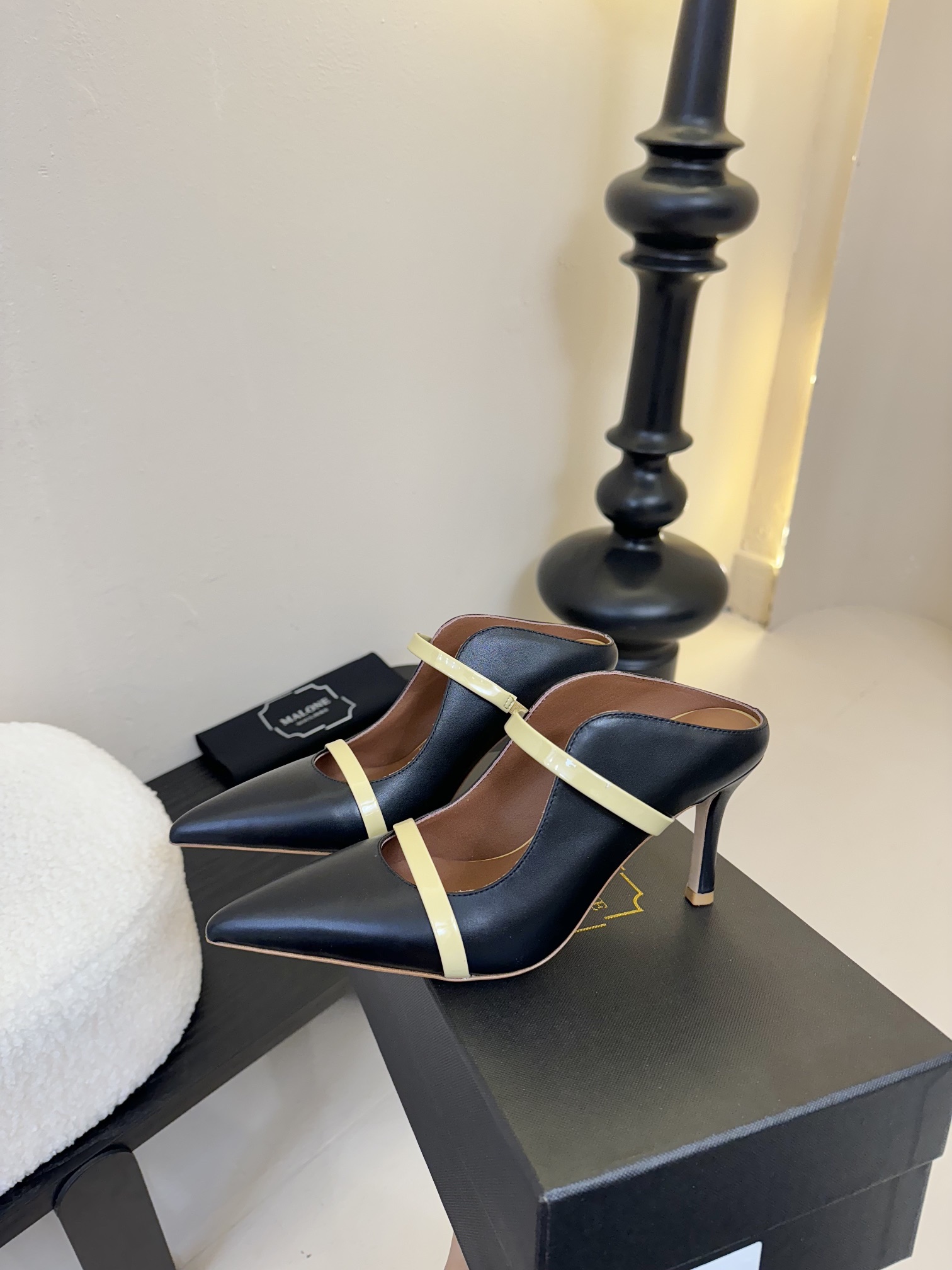 
【Malone Souliers】中跟半拖。喜欢过通混搭不同触感和地质的材料达到一种平的衡感觉。鞋面采