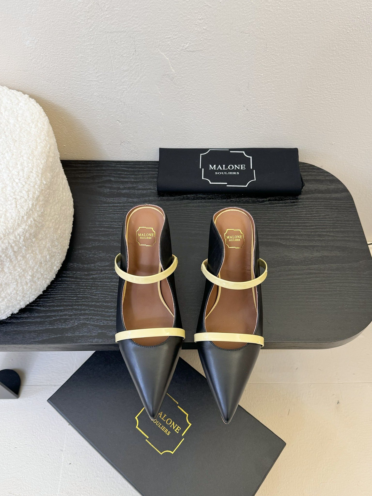 
【Malone Souliers】中跟半拖。喜欢过通混搭不同触感和地质的材料达到一种平的衡感觉。鞋面采
