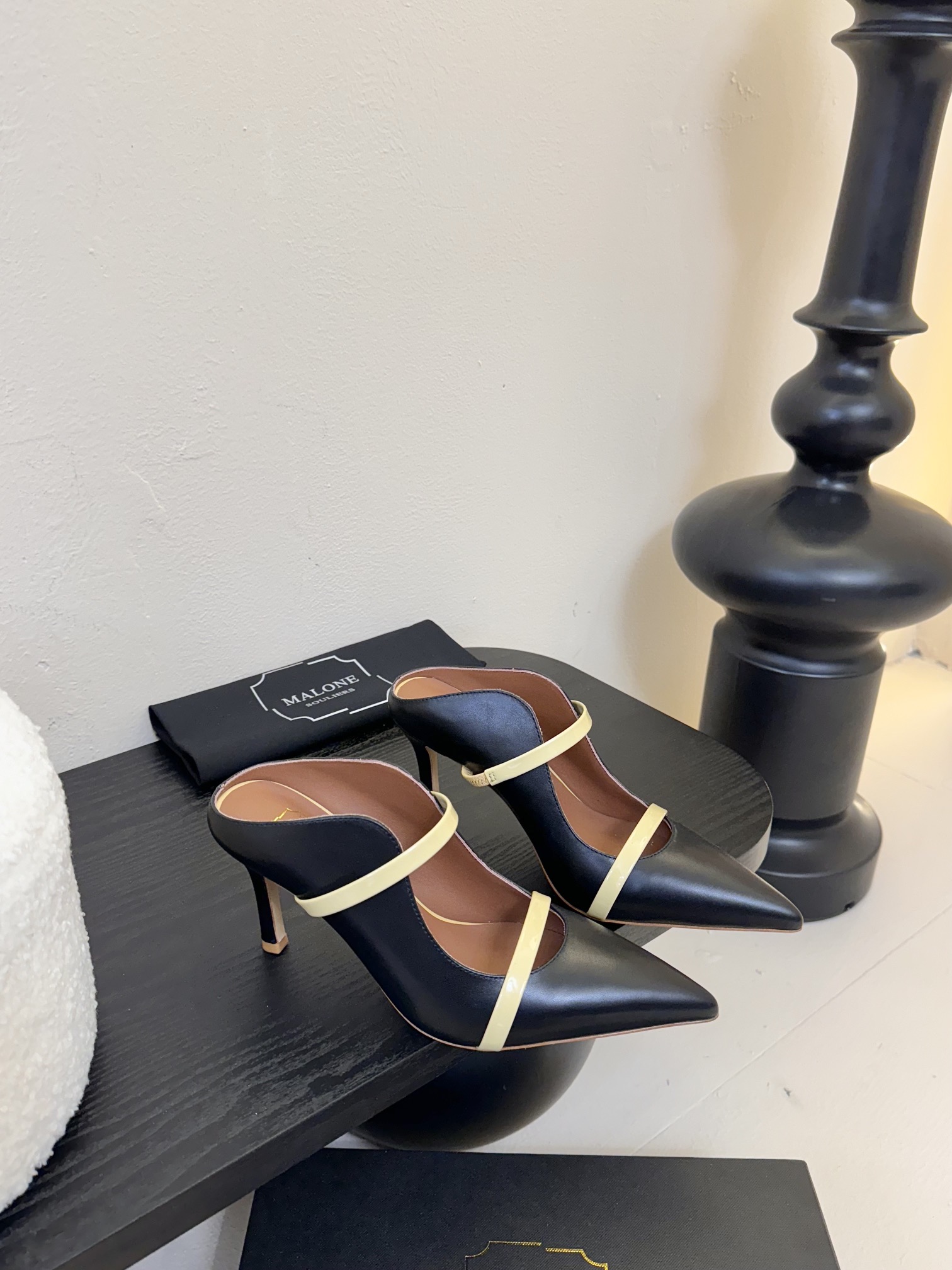 
【Malone Souliers】中跟半拖。喜欢过通混搭不同触感和地质的材料达到一种平的衡感觉。鞋面采