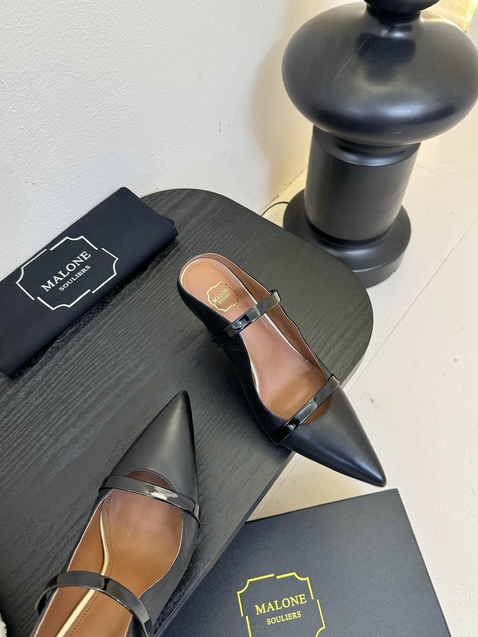 
【Malone Souliers】中跟半拖。喜欢过通混搭不同触感和地质的材料达到一种平的衡感觉。鞋面采