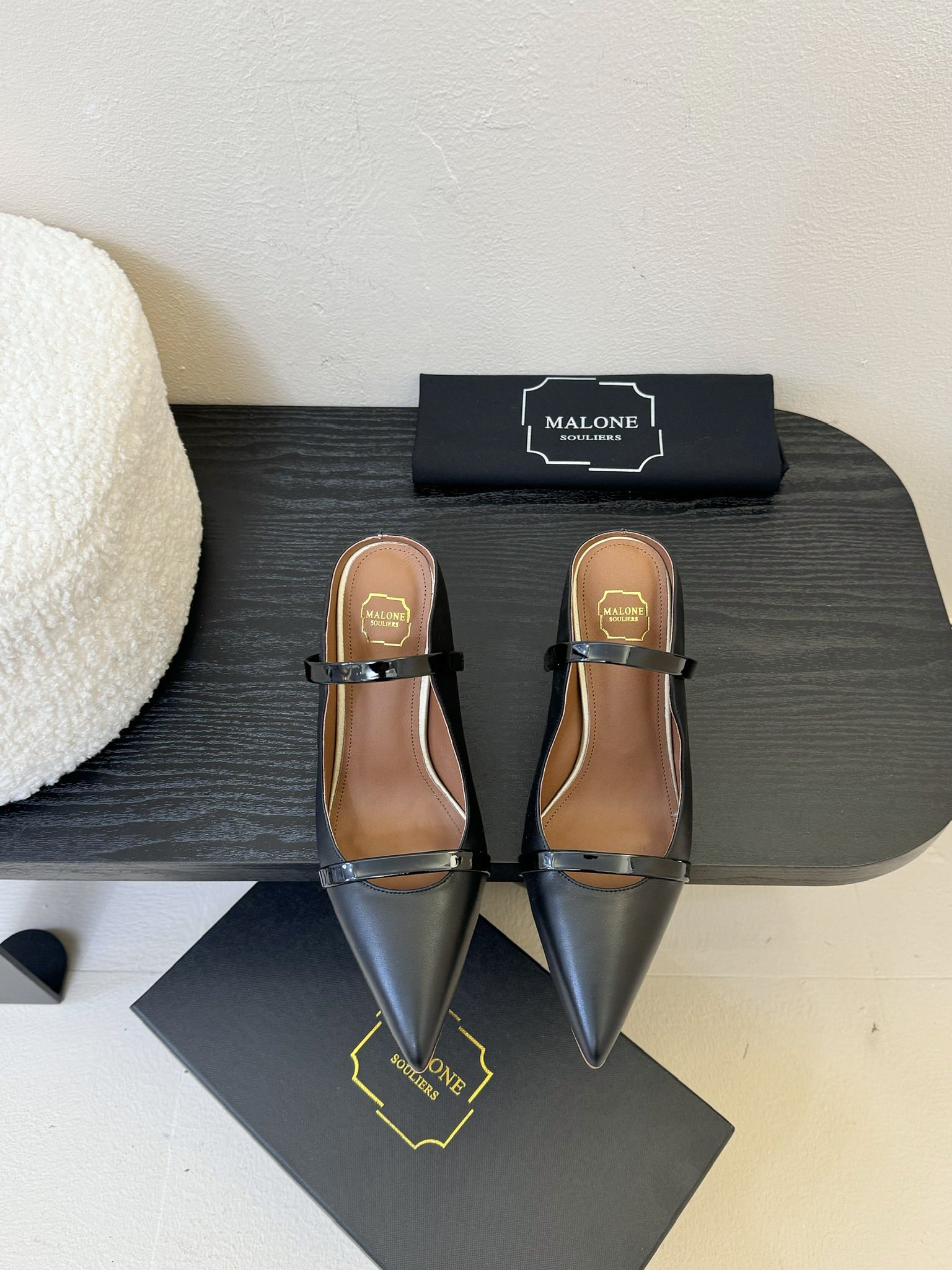 
【Malone Souliers】中跟半拖。喜欢过通混搭不同触感和地质的材料达到一种平的衡感觉。鞋面采