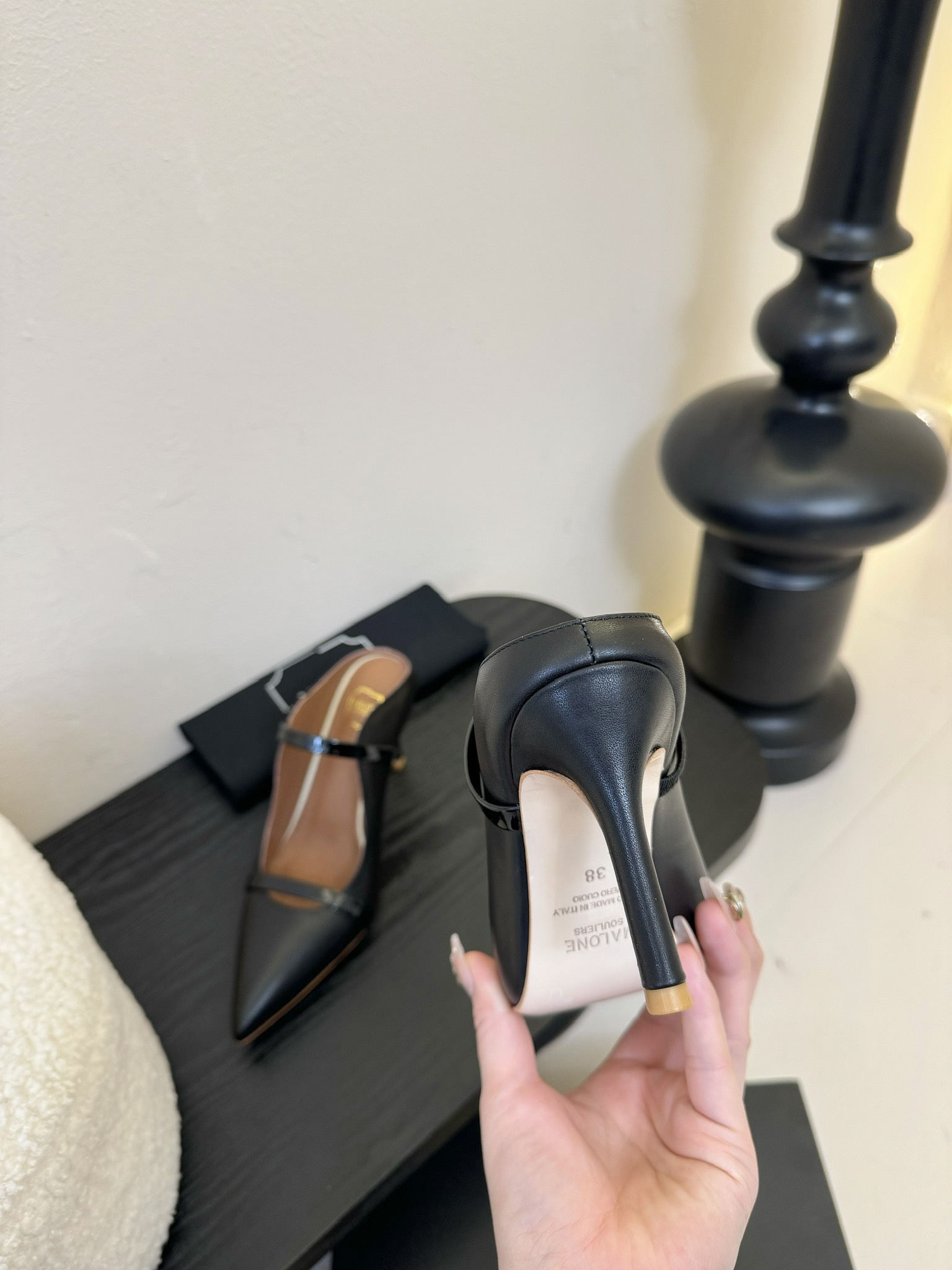 
【Malone Souliers】中跟半拖。喜欢过通混搭不同触感和地质的材料达到一种平的衡感觉。鞋面采