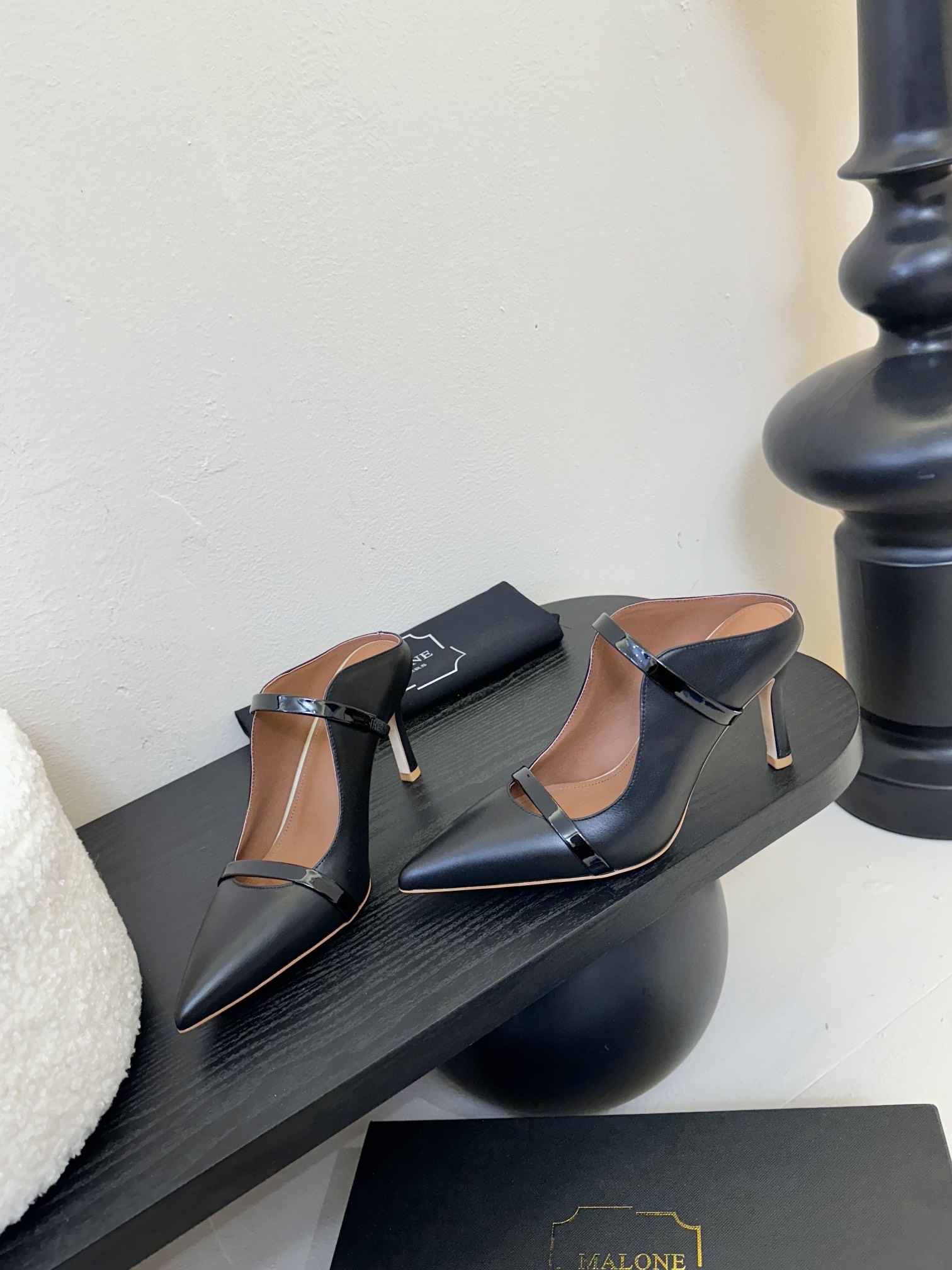 
【Malone Souliers】中跟半拖。喜欢过通混搭不同触感和地质的材料达到一种平的衡感觉。鞋面采