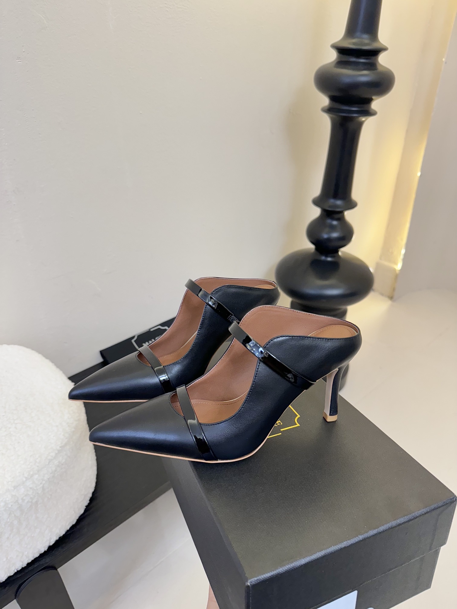 
【Malone Souliers】中跟半拖。喜欢过通混搭不同触感和地质的材料达到一种平的衡感觉。鞋面采