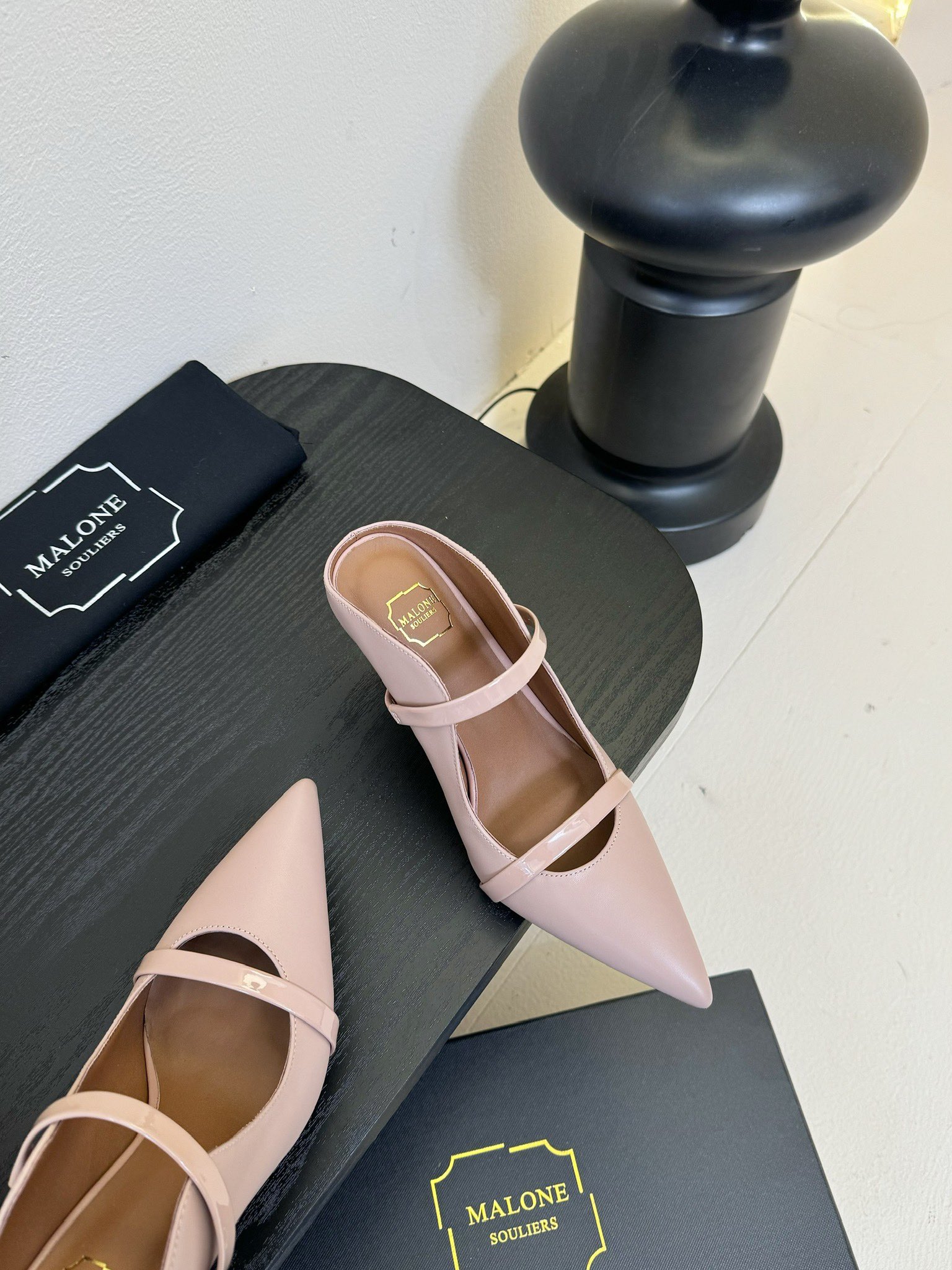 
【Malone Souliers】中跟半拖。喜欢过通混搭不同触感和地质的材料达到一种平的衡感觉。鞋面采