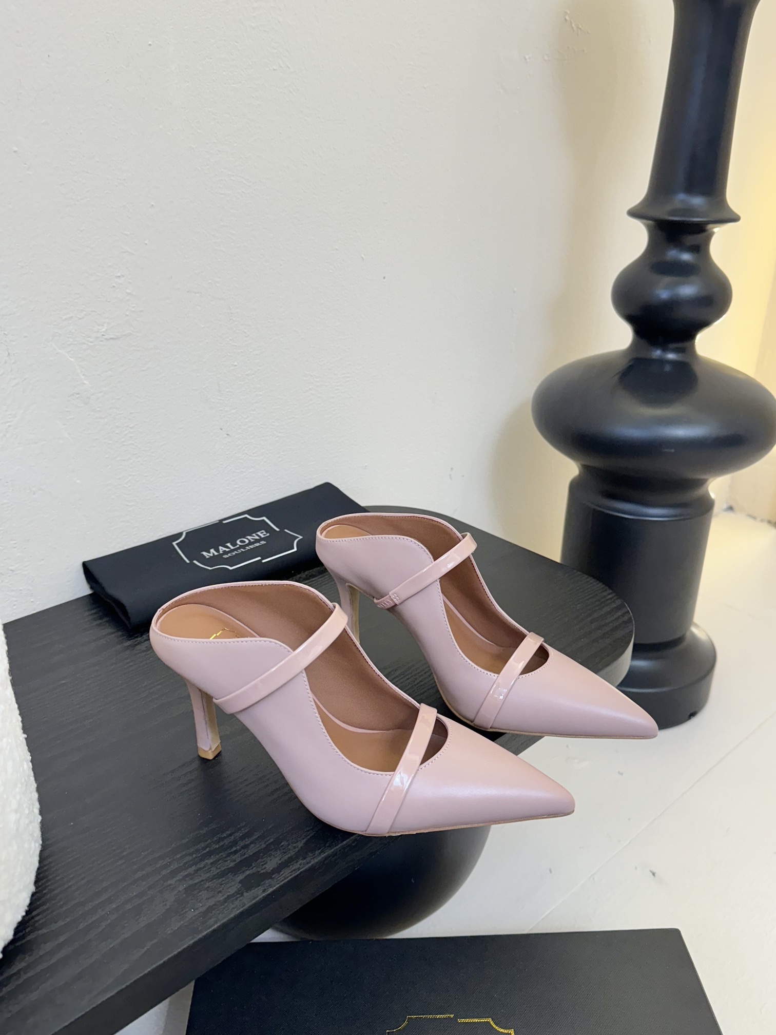 
【Malone Souliers】中跟半拖。喜欢过通混搭不同触感和地质的材料达到一种平的衡感觉。鞋面采