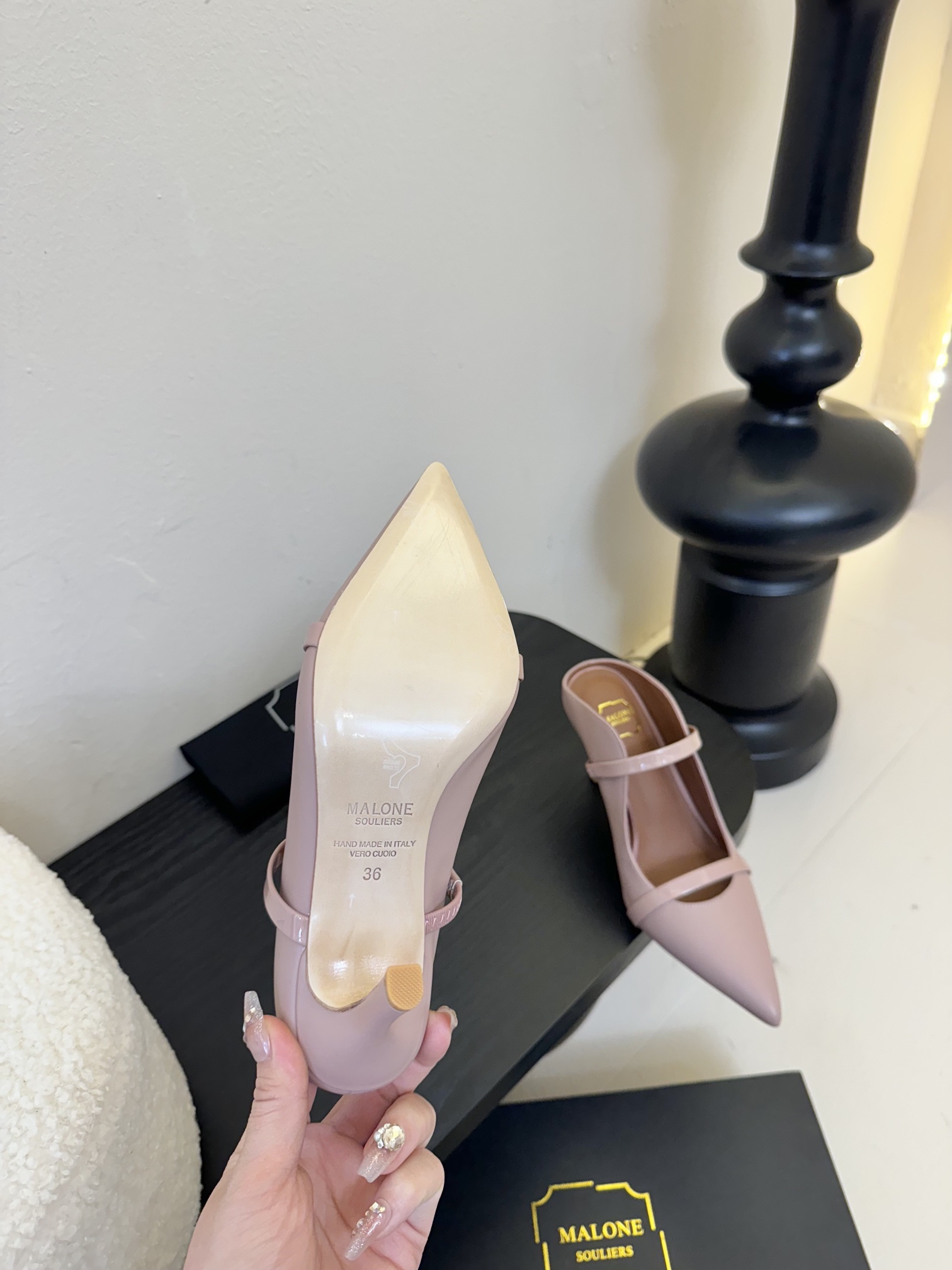 
【Malone Souliers】中跟半拖。喜欢过通混搭不同触感和地质的材料达到一种平的衡感觉。鞋面采