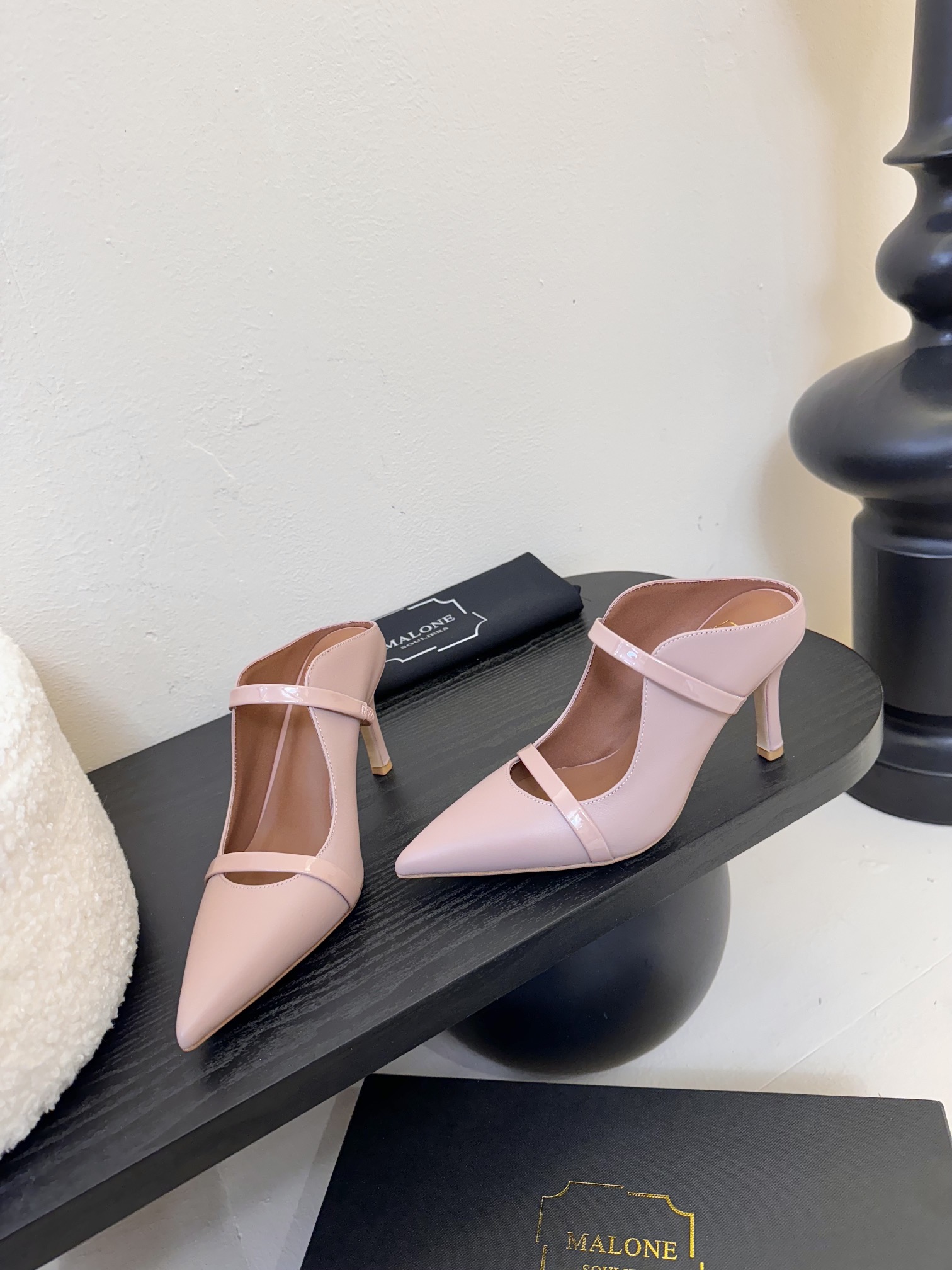 
【Malone Souliers】中跟半拖。喜欢过通混搭不同触感和地质的材料达到一种平的衡感觉。鞋面采