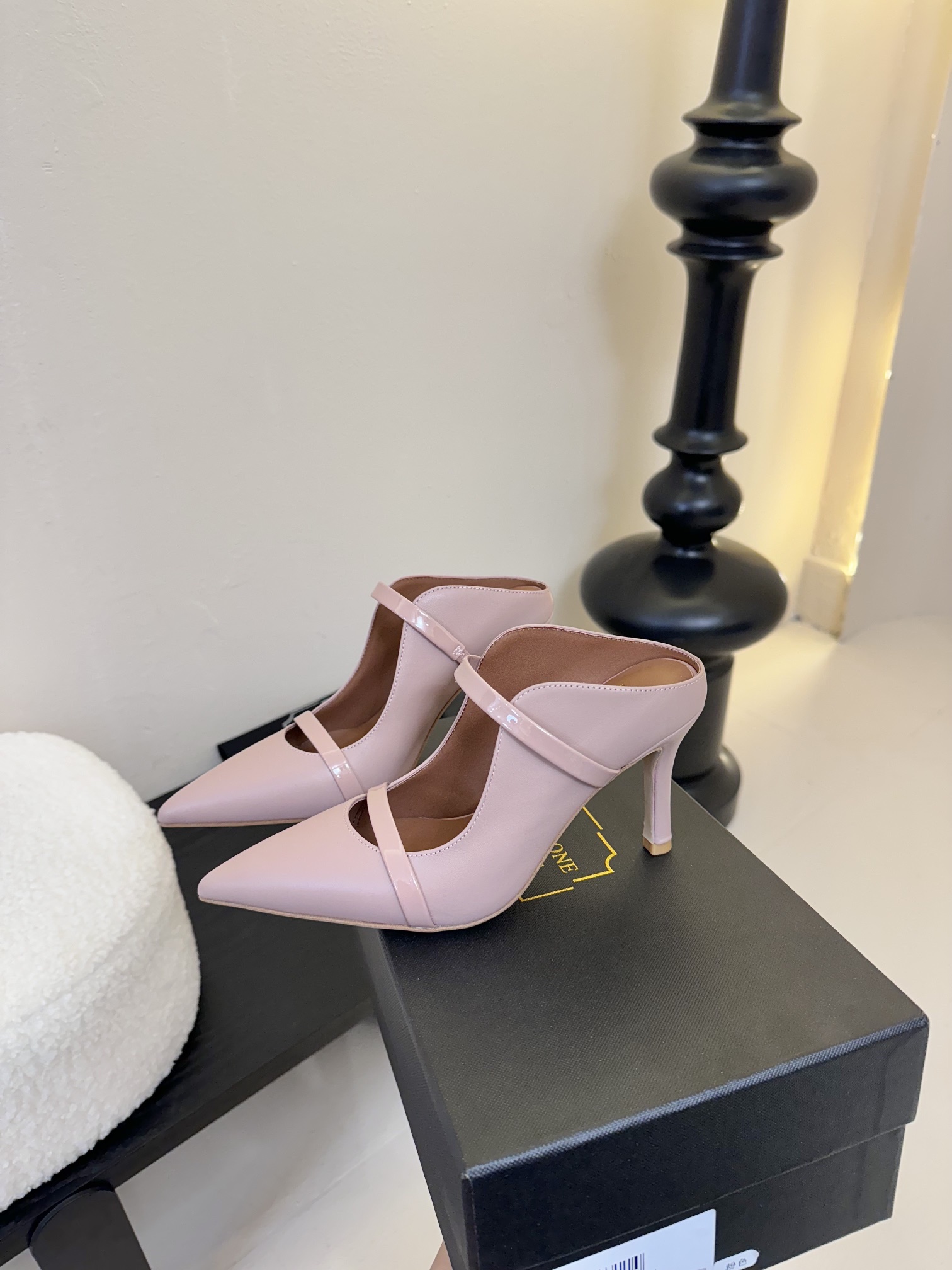 
【Malone Souliers】中跟半拖。喜欢过通混搭不同触感和地质的材料达到一种平的衡感觉。鞋面采