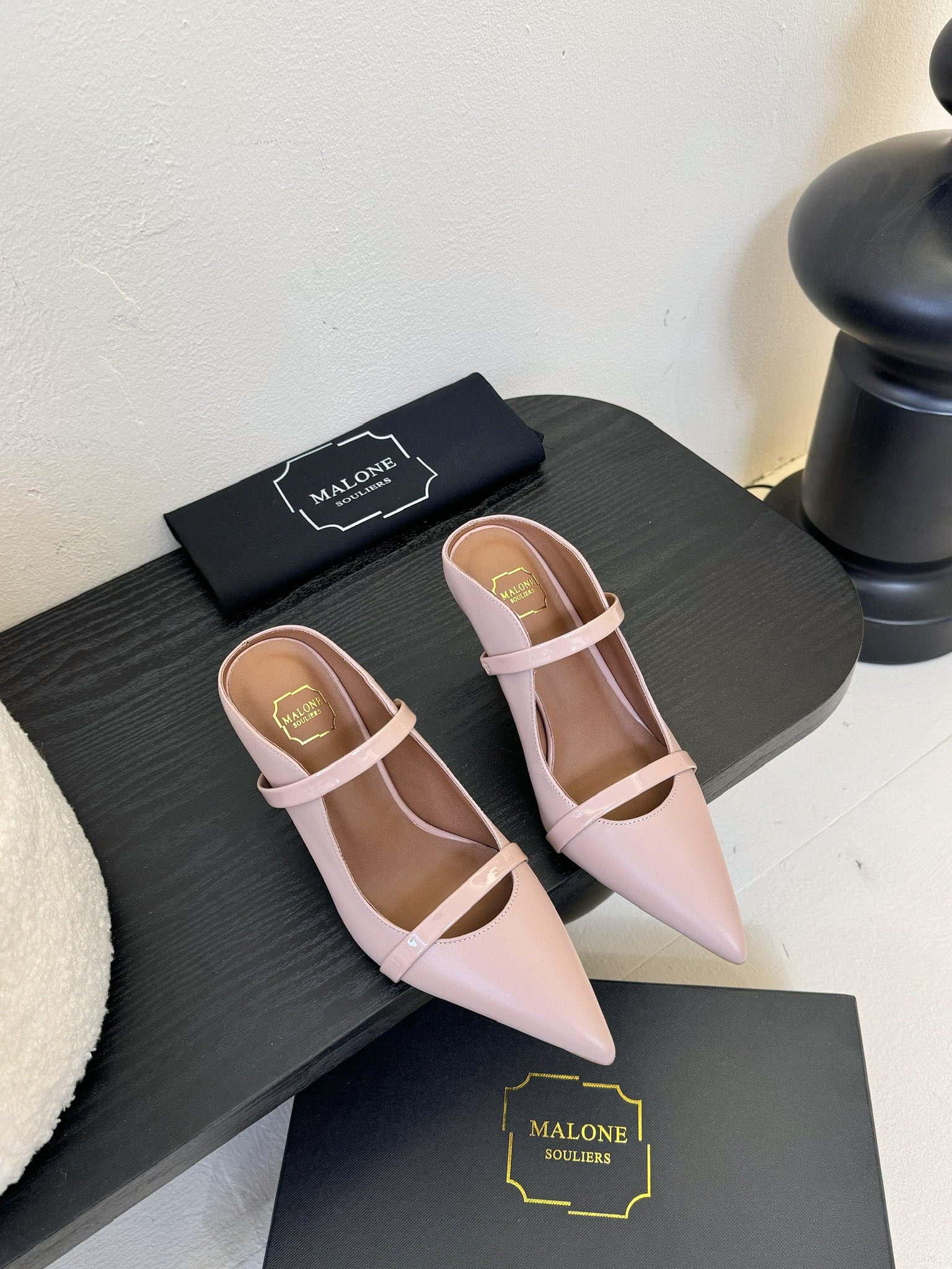 
【Malone Souliers】中跟半拖。喜欢过通混搭不同触感和地质的材料达到一种平的衡感觉。鞋面采