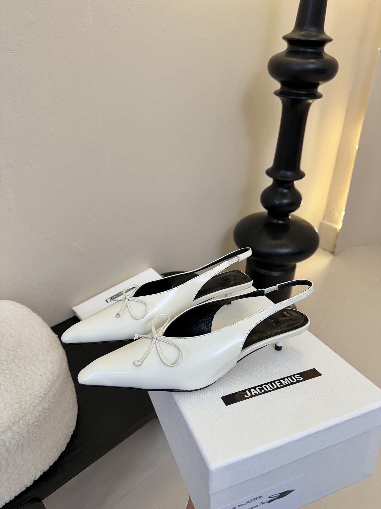 
代购级别小众 jacquemus 25 aw 尖头小猫跟单鞋

近期热门单品 这双很时髦啦 各大网红上