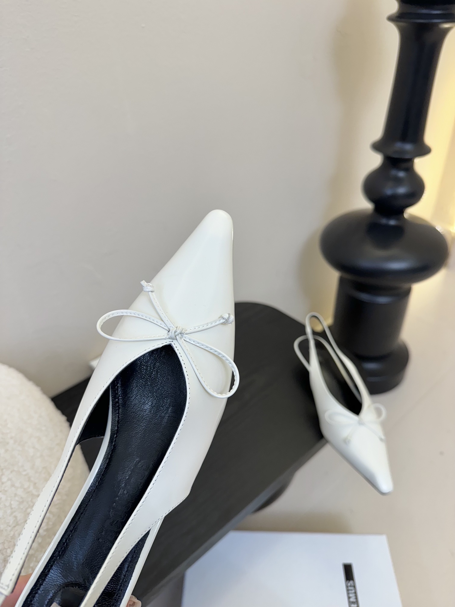 
代购级别小众 jacquemus 25 aw 尖头小猫跟单鞋

近期热门单品 这双很时髦啦 各大网红上