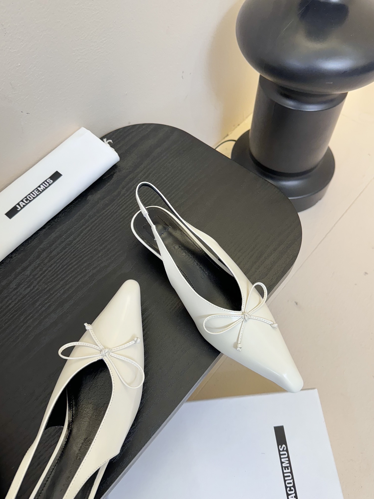 
代购级别小众 jacquemus 25 aw 尖头小猫跟单鞋

近期热门单品 这双很时髦啦 各大网红上