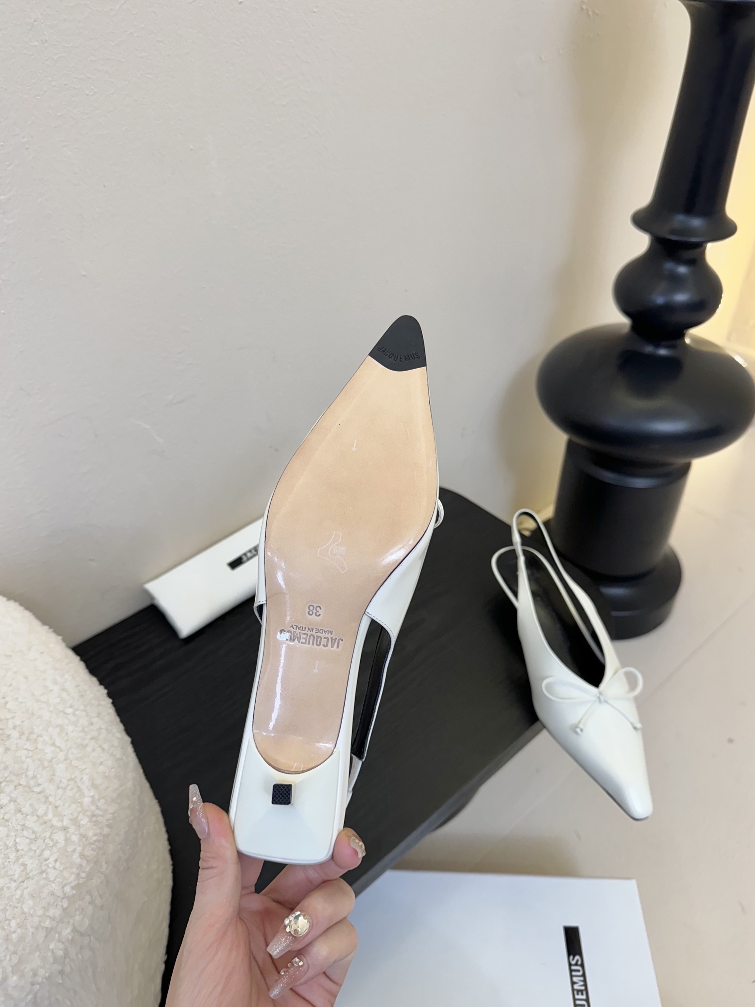 
代购级别小众 jacquemus 25 aw 尖头小猫跟单鞋

近期热门单品 这双很时髦啦 各大网红上