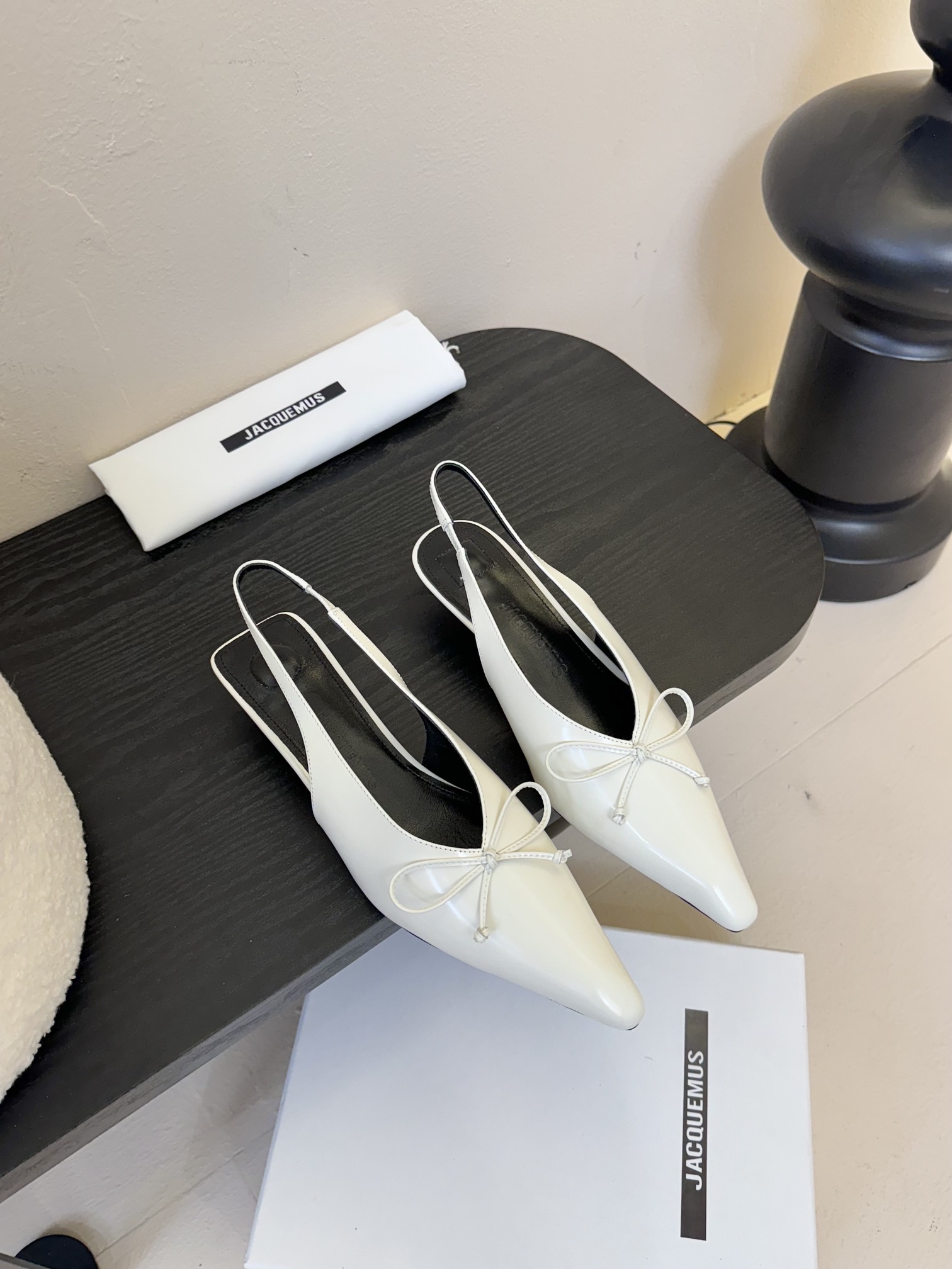 
代购级别小众 jacquemus 25 aw 尖头小猫跟单鞋

近期热门单品 这双很时髦啦 各大网红上