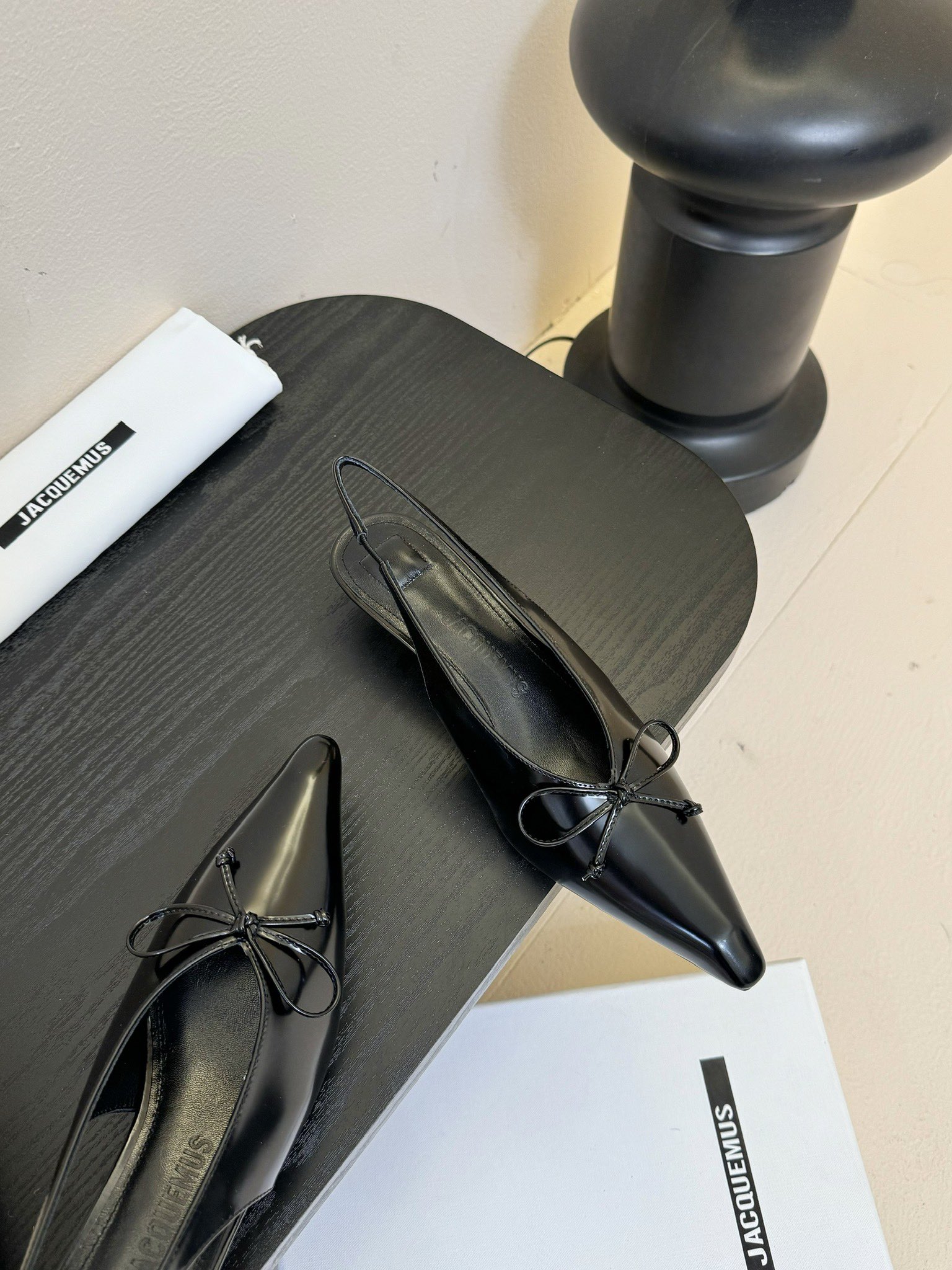 
代购级别小众 jacquemus 25 aw 尖头小猫跟单鞋

近期热门单品 这双很时髦啦 各大网红上