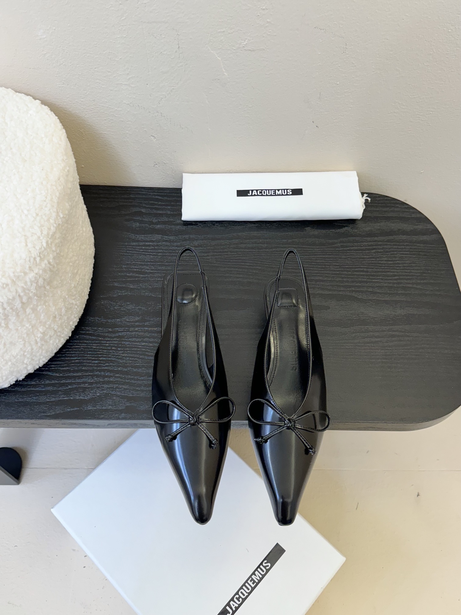 
代购级别小众 jacquemus 25 aw 尖头小猫跟单鞋

近期热门单品 这双很时髦啦 各大网红上
