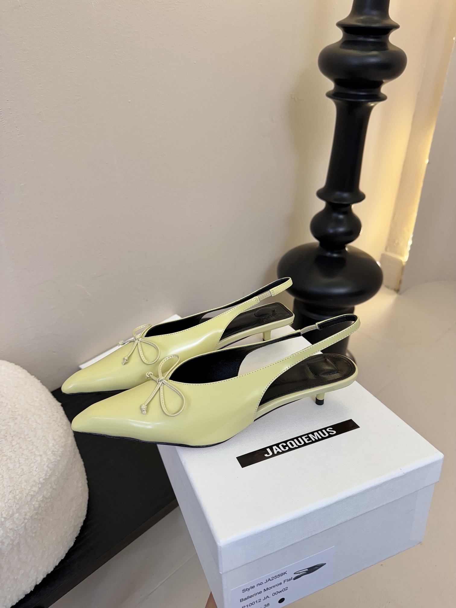 
代购级别小众 jacquemus 25 aw 尖头小猫跟单鞋

近期热门单品 这双很时髦啦 各大网红上