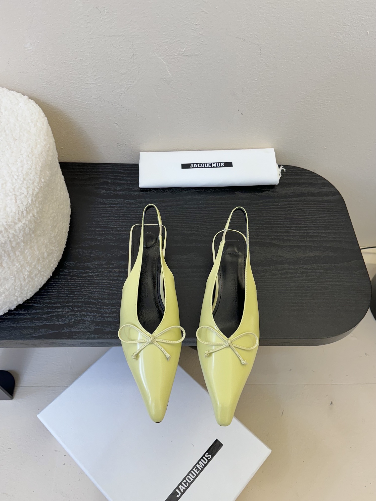 
代购级别小众 jacquemus 25 aw 尖头小猫跟单鞋

近期热门单品 这双很时髦啦 各大网红上