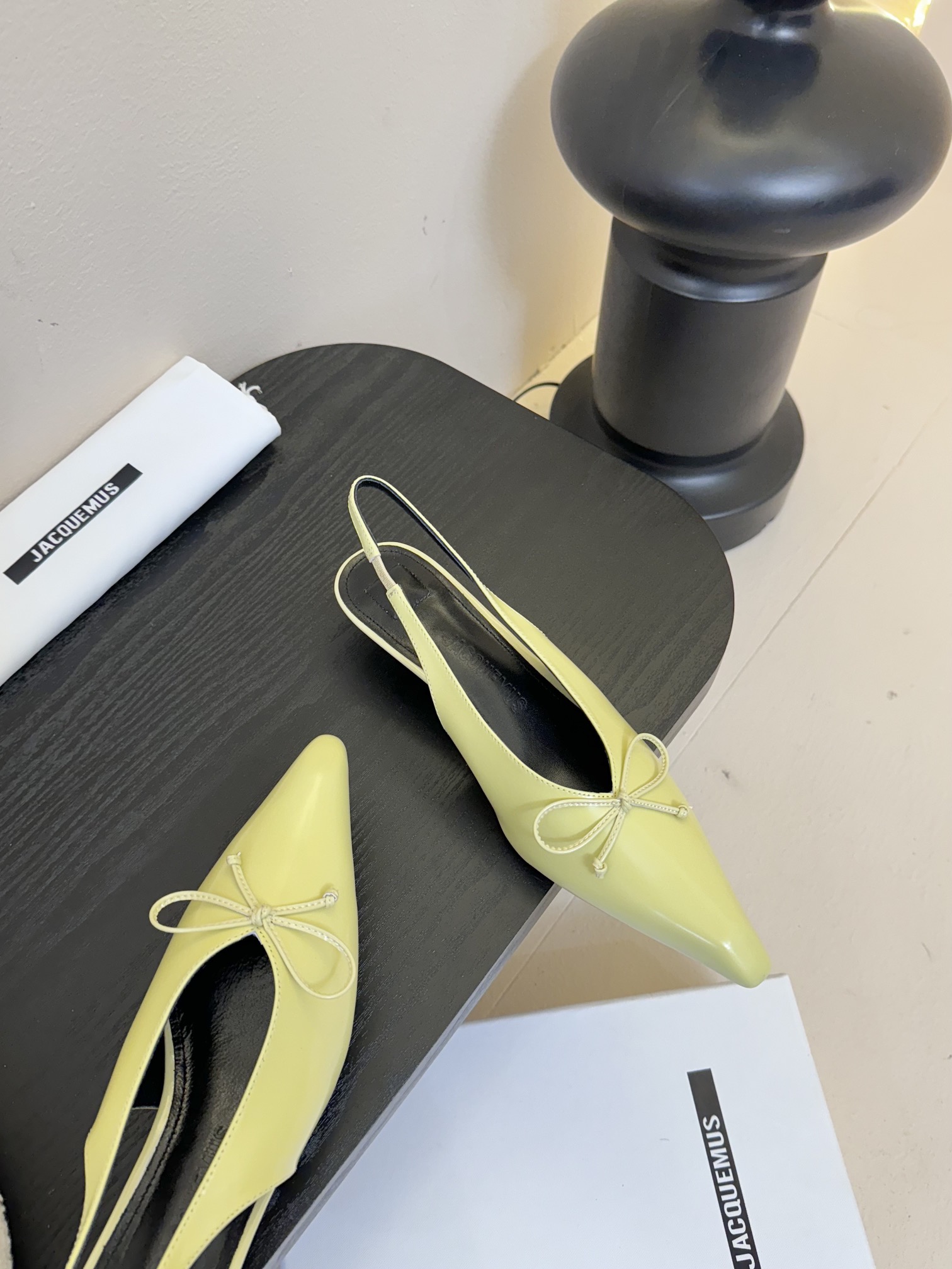 
代购级别小众 jacquemus 25 aw 尖头小猫跟单鞋

近期热门单品 这双很时髦啦 各大网红上