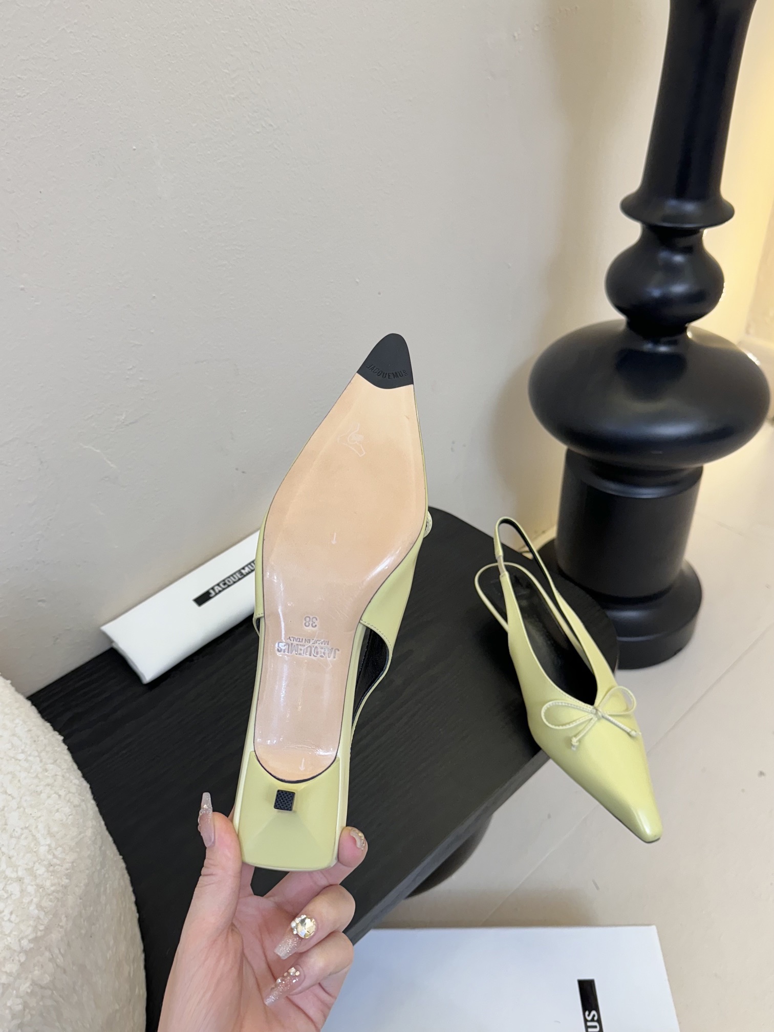 
代购级别小众 jacquemus 25 aw 尖头小猫跟单鞋

近期热门单品 这双很时髦啦 各大网红上