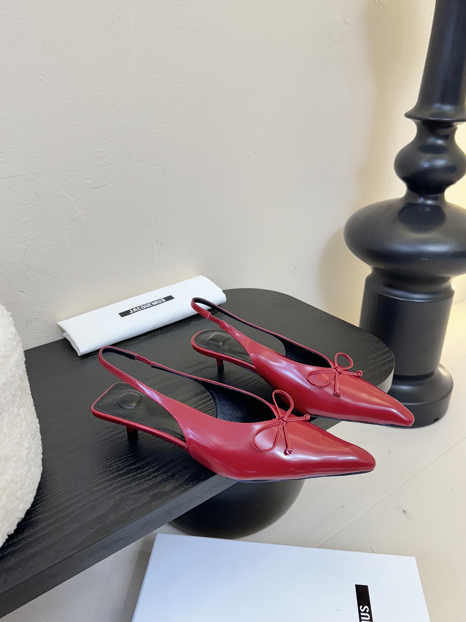 
代购级别小众 jacquemus 25 aw 尖头小猫跟单鞋

近期热门单品 这双很时髦啦 各大网红上