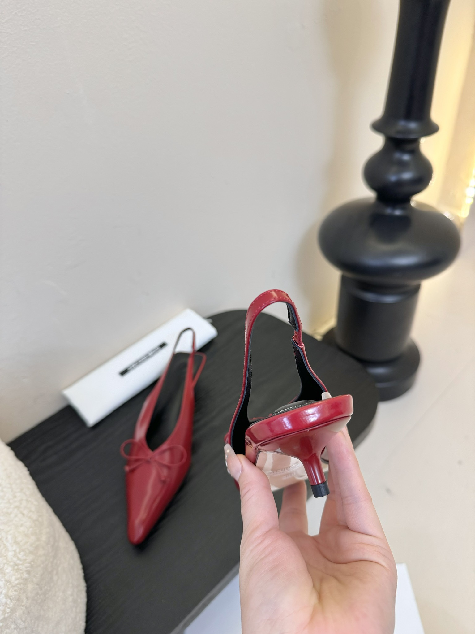 
代购级别小众 jacquemus 25 aw 尖头小猫跟单鞋

近期热门单品 这双很时髦啦 各大网红上
