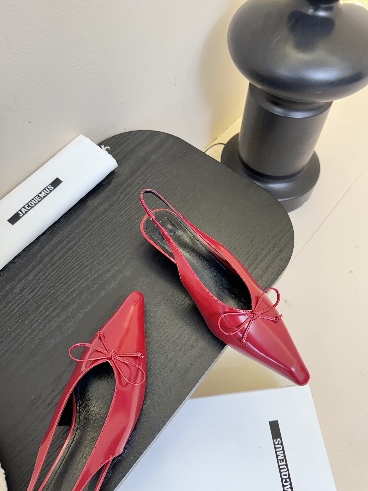 
代购级别小众 jacquemus 25 aw 尖头小猫跟单鞋

近期热门单品 这双很时髦啦 各大网红上