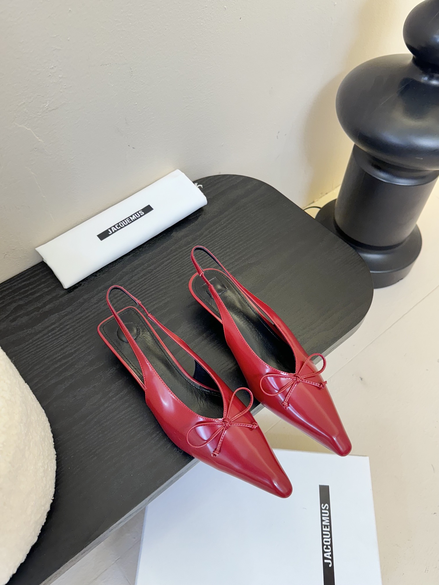 
代购级别小众 jacquemus 25 aw 尖头小猫跟单鞋

近期热门单品 这双很时髦啦 各大网红上
