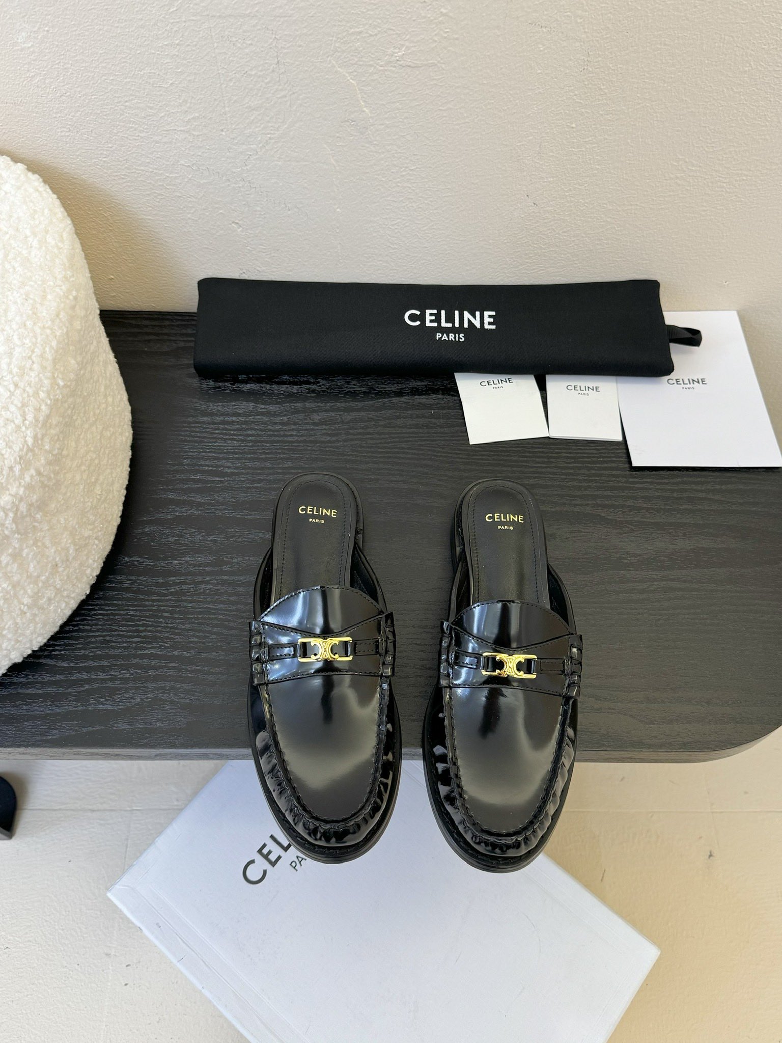 
 CELINE思琳乐福鞋凯撒门扣系列休闲小皮鞋、超级超级无敌火爆的一个款这款我们家每个版面的五金扣都要