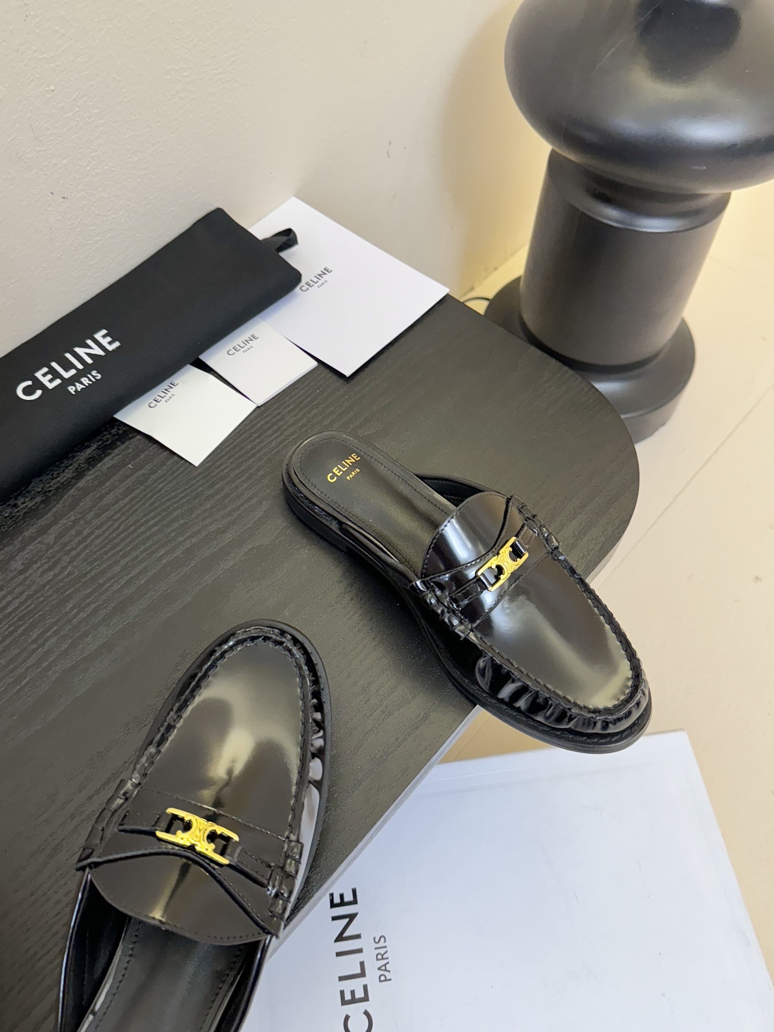 
 CELINE思琳乐福鞋凯撒门扣系列休闲小皮鞋、超级超级无敌火爆的一个款这款我们家每个版面的五金扣都要