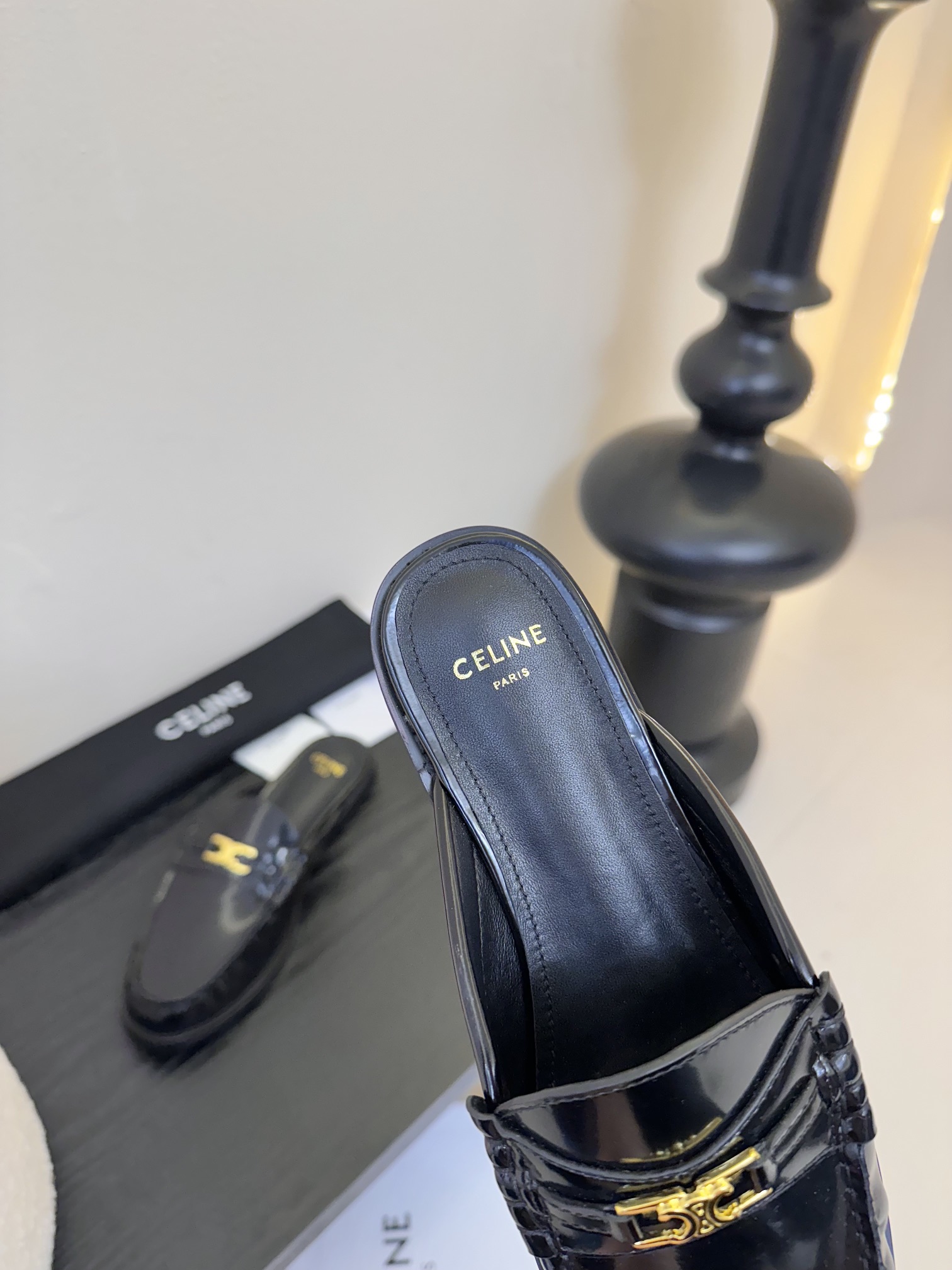 
 CELINE思琳乐福鞋凯撒门扣系列休闲小皮鞋、超级超级无敌火爆的一个款这款我们家每个版面的五金扣都要