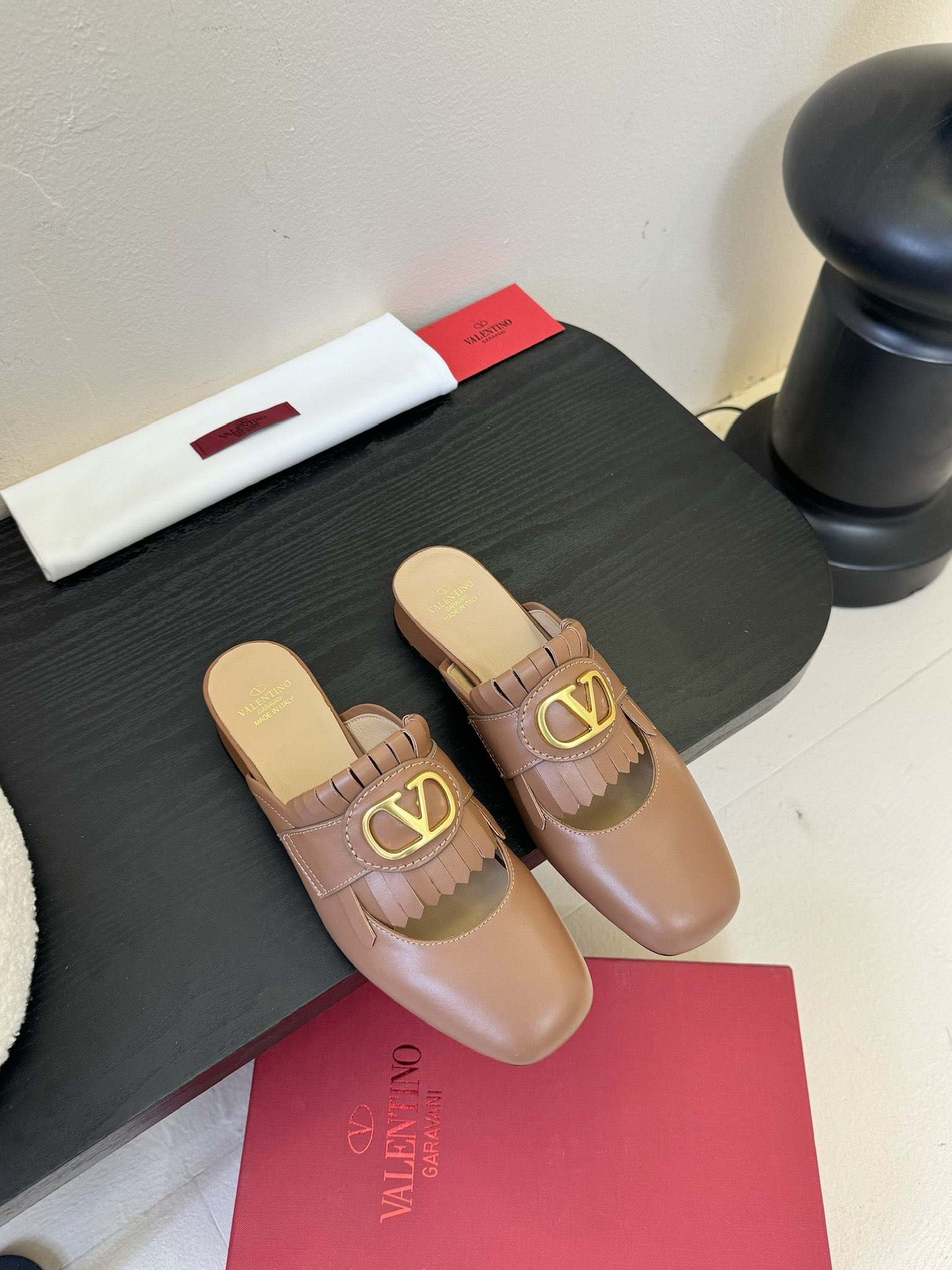 
Valentino庆祝庆祝庆祝华伦天伦 
————————
鞋面：韩腊感牛皮
内里：羊皮
跟高：2.5