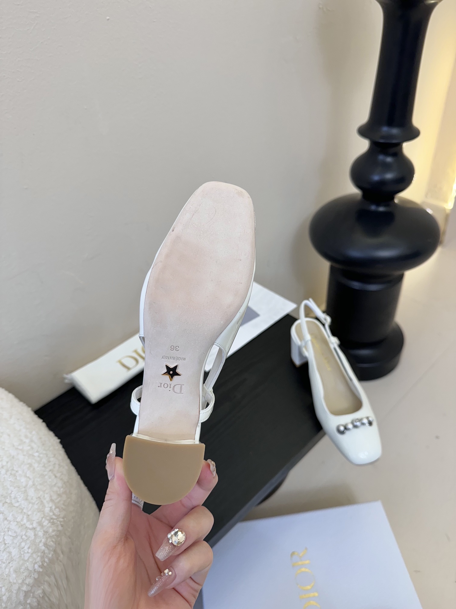 
 𝐂𝐡𝐫𝐢𝐬𝐭𝐢𝐚𝐧 𝐃𝐢𝐨𝐫# 𝟮𝟬𝟮𝟱/𝐬𝐬 迪奥春夏新款玛丽珍凉鞋 CD字母logo珍珠扣粗跟女
