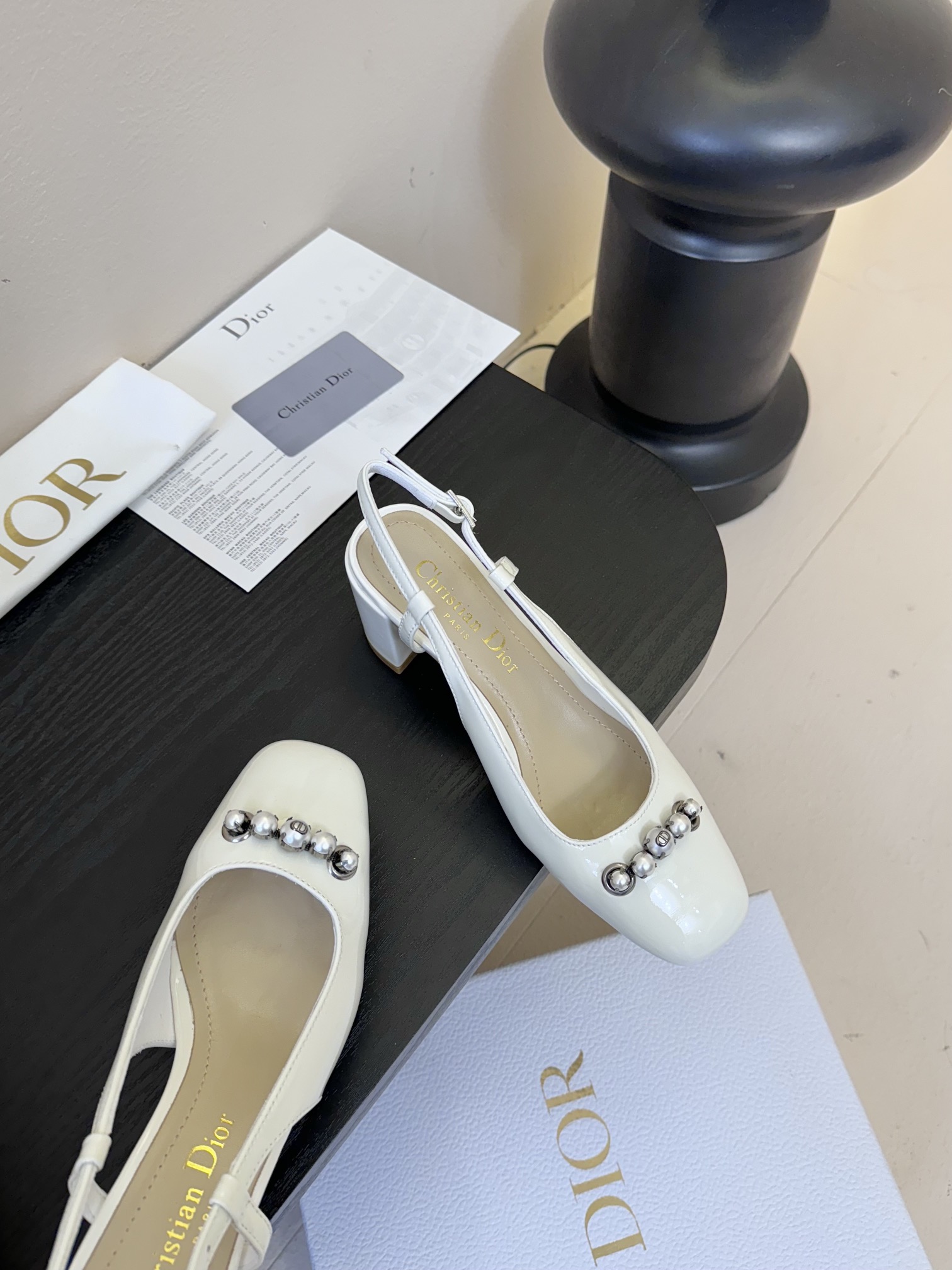 
 𝐂𝐡𝐫𝐢𝐬𝐭𝐢𝐚𝐧 𝐃𝐢𝐨𝐫# 𝟮𝟬𝟮𝟱/𝐬𝐬 迪奥春夏新款玛丽珍凉鞋 CD字母logo珍珠扣粗跟女