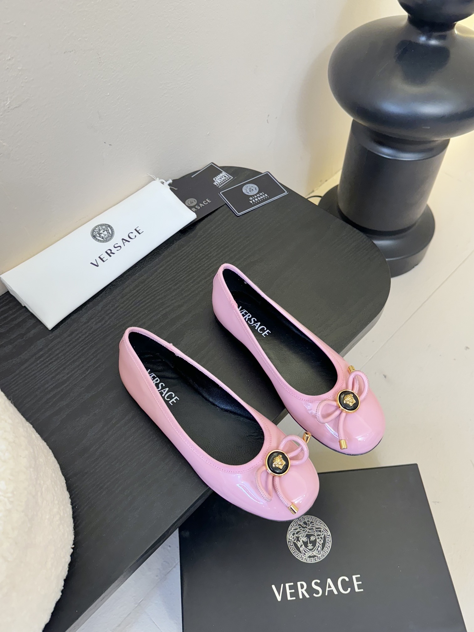 
Versace 范思哲2025春夏新款蝴蝶结圆头玛丽珍高跟单鞋
米兰秀场同简约干练的版型，童话般的亚特