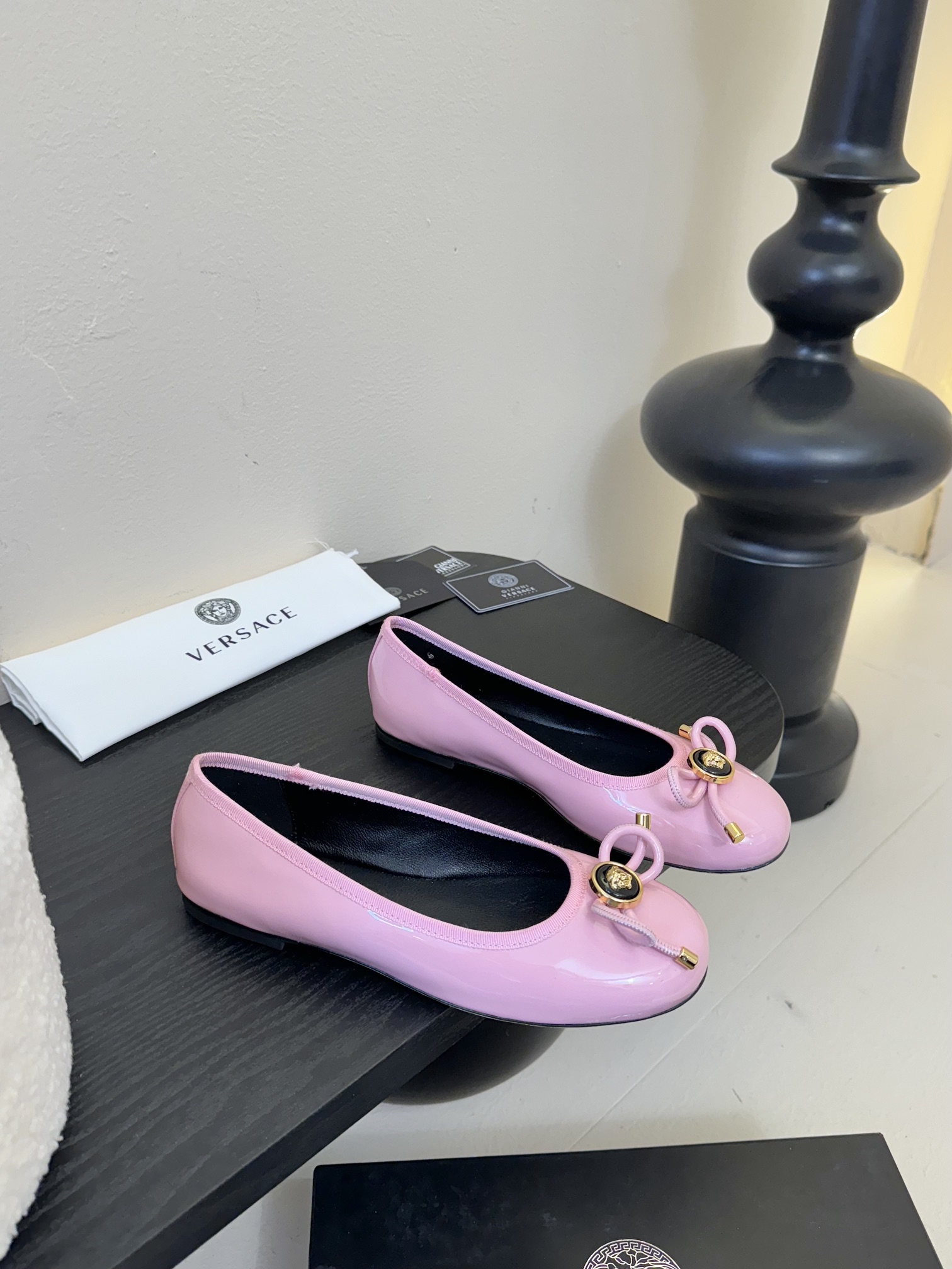 
Versace 范思哲2025春夏新款蝴蝶结圆头玛丽珍高跟单鞋
米兰秀场同简约干练的版型，童话般的亚特