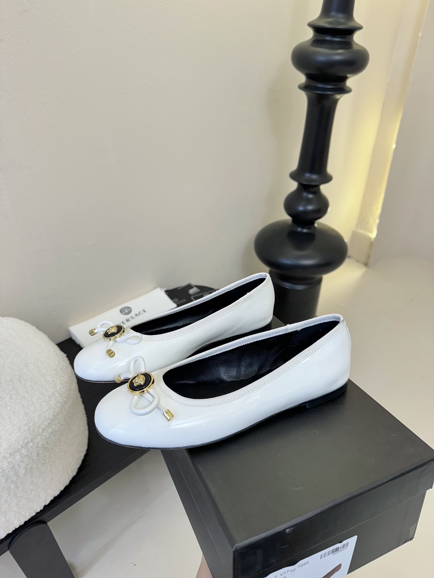 
Versace 范思哲2025春夏新款蝴蝶结圆头玛丽珍高跟单鞋
米兰秀场同简约干练的版型，童话般的亚特