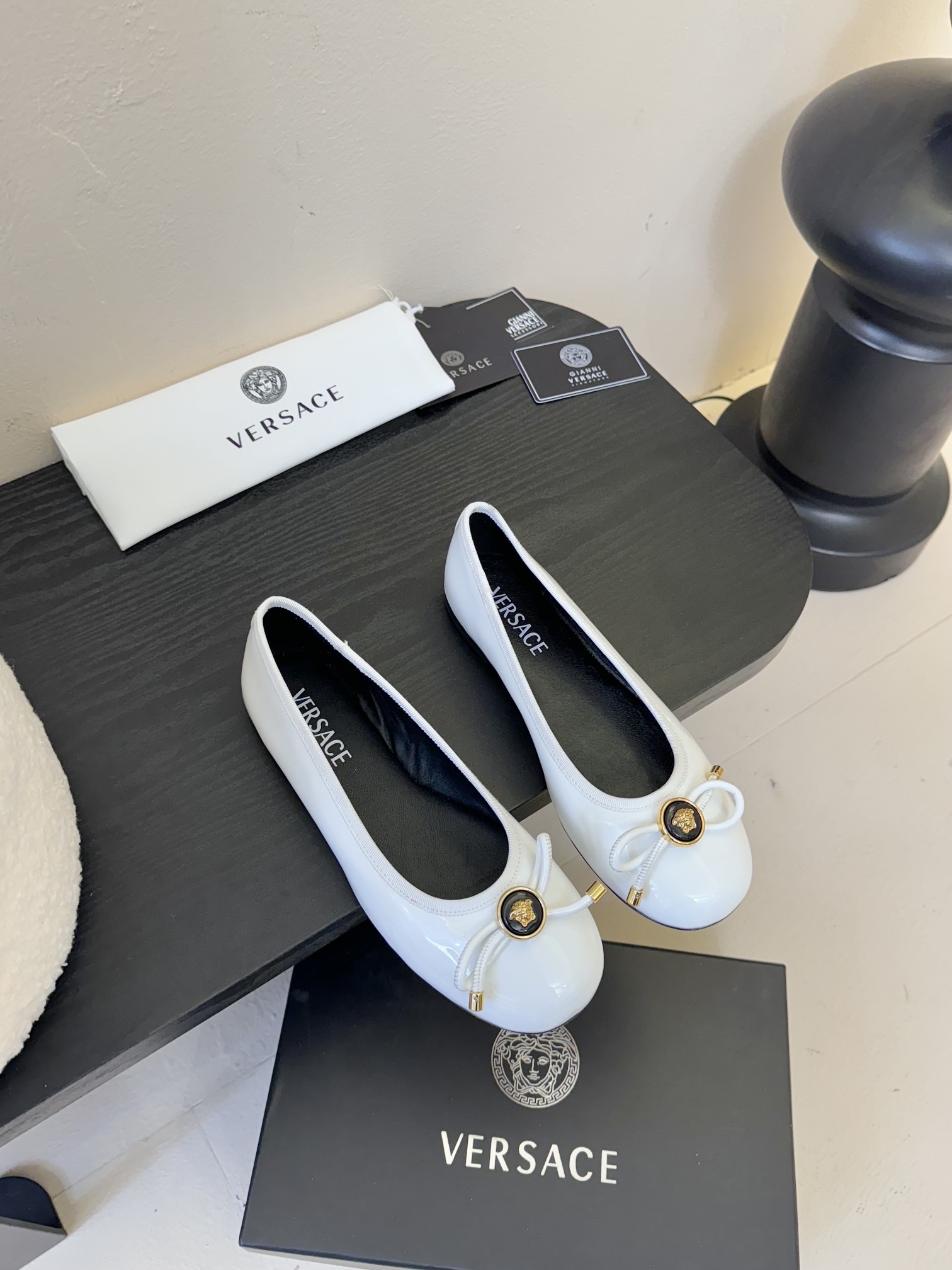 
Versace 范思哲2025春夏新款蝴蝶结圆头玛丽珍高跟单鞋
米兰秀场同简约干练的版型，童话般的亚特