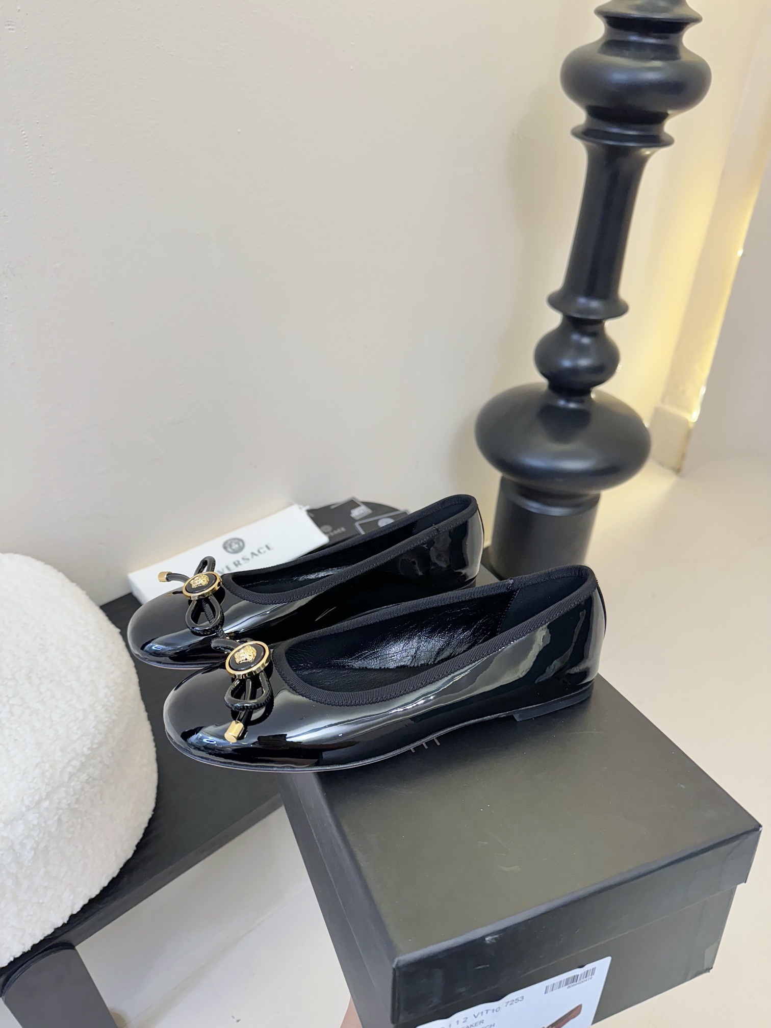 
Versace 范思哲2025春夏新款蝴蝶结圆头玛丽珍高跟单鞋
米兰秀场同简约干练的版型，童话般的亚特