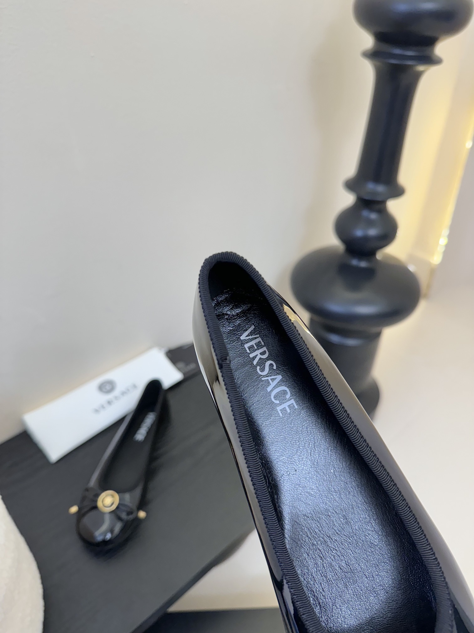 
Versace 范思哲2025春夏新款蝴蝶结圆头玛丽珍高跟单鞋
米兰秀场同简约干练的版型，童话般的亚特