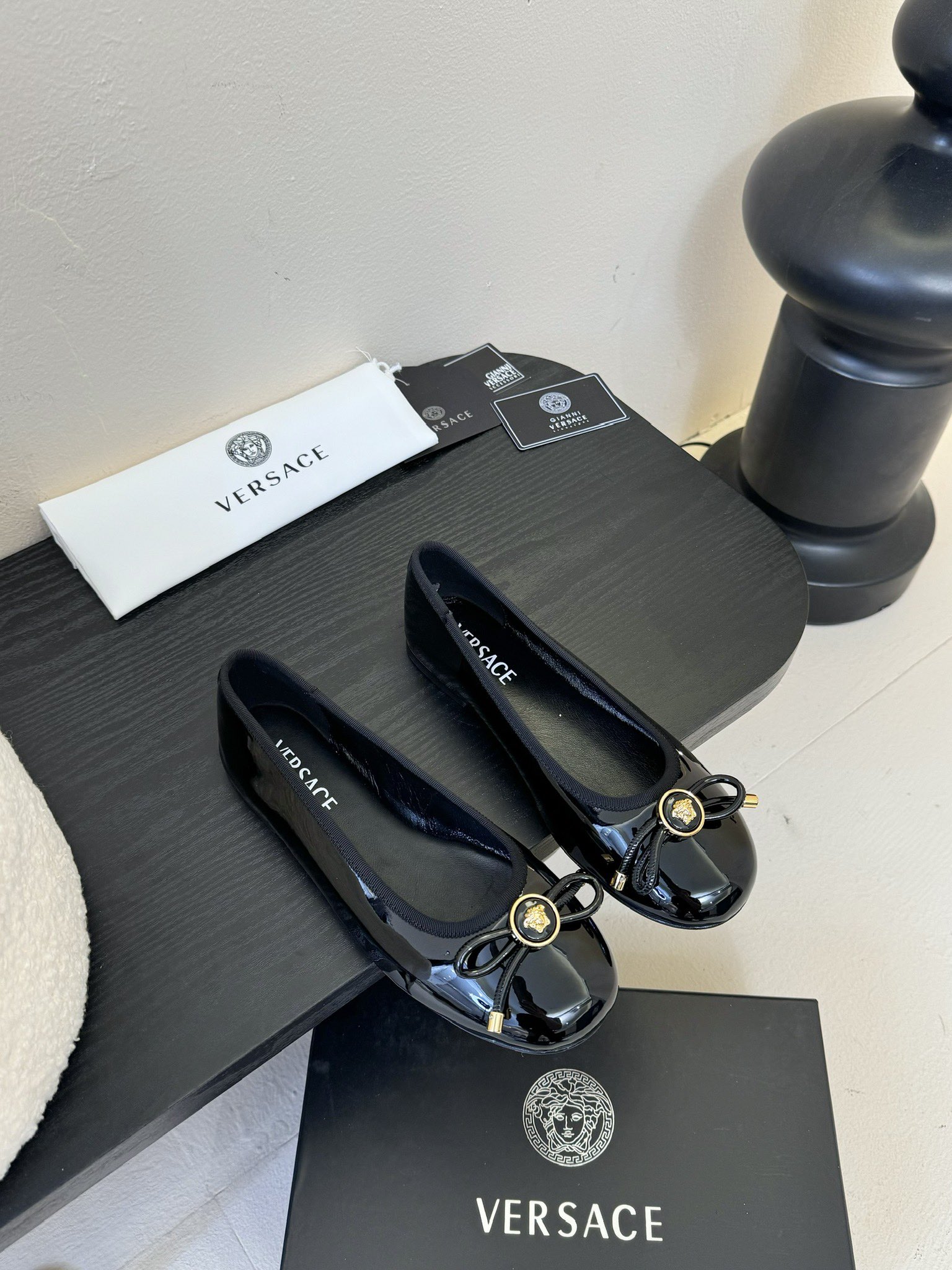 
Versace 范思哲2025春夏新款蝴蝶结圆头玛丽珍高跟单鞋
米兰秀场同简约干练的版型，童话般的亚特