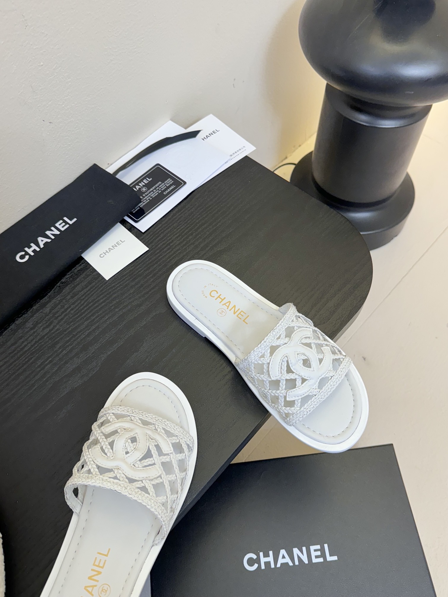 
Chanel 小香 25ss 春夏新品度假 懒人拖鞋

小香的一款全新设计 简约百搭上脚超级美的 怎么