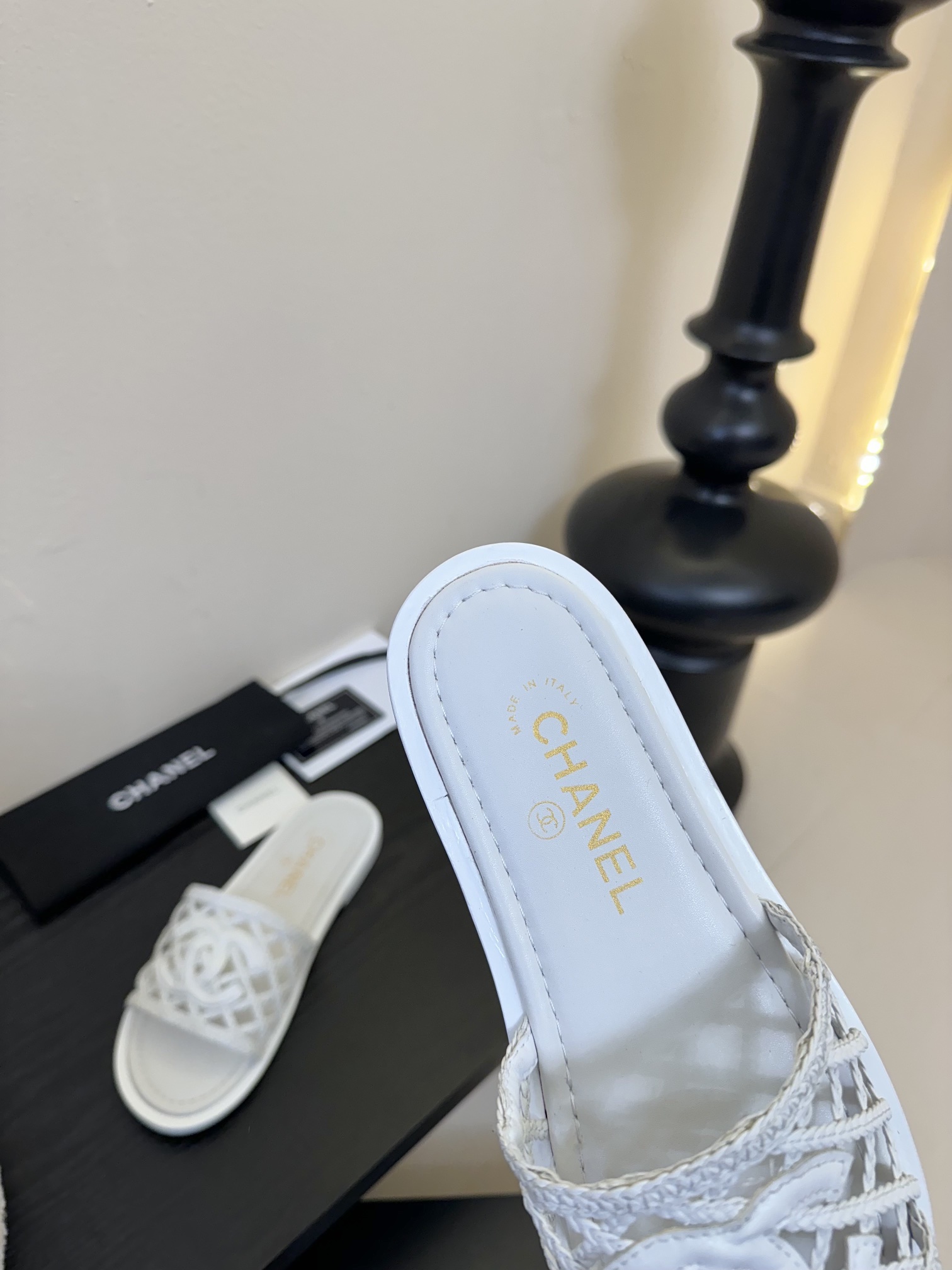 
Chanel 小香 25ss 春夏新品度假 懒人拖鞋

小香的一款全新设计 简约百搭上脚超级美的 怎么