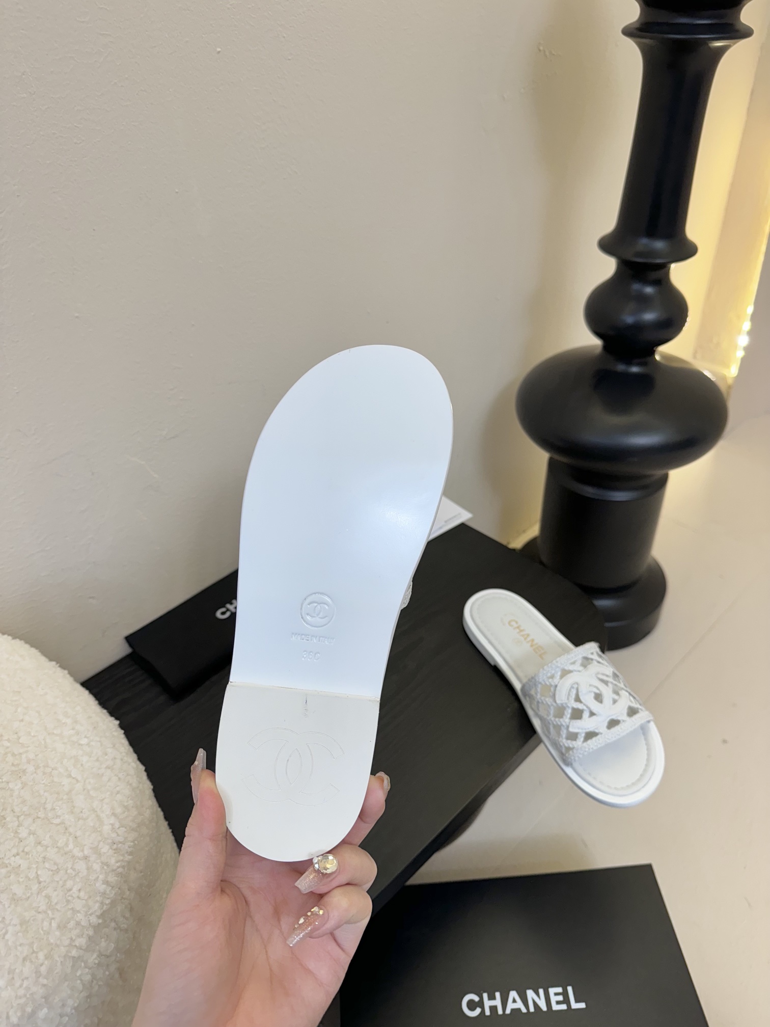 
Chanel 小香 25ss 春夏新品度假 懒人拖鞋

小香的一款全新设计 简约百搭上脚超级美的 怎么
