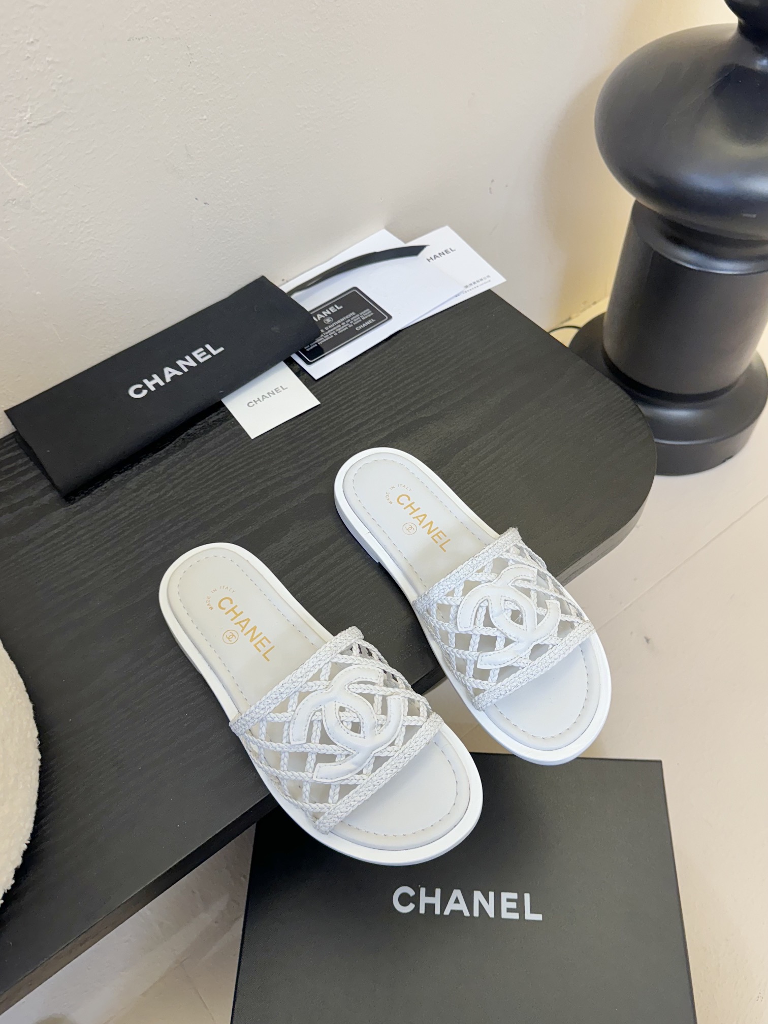 
Chanel 小香 25ss 春夏新品度假 懒人拖鞋

小香的一款全新设计 简约百搭上脚超级美的 怎么